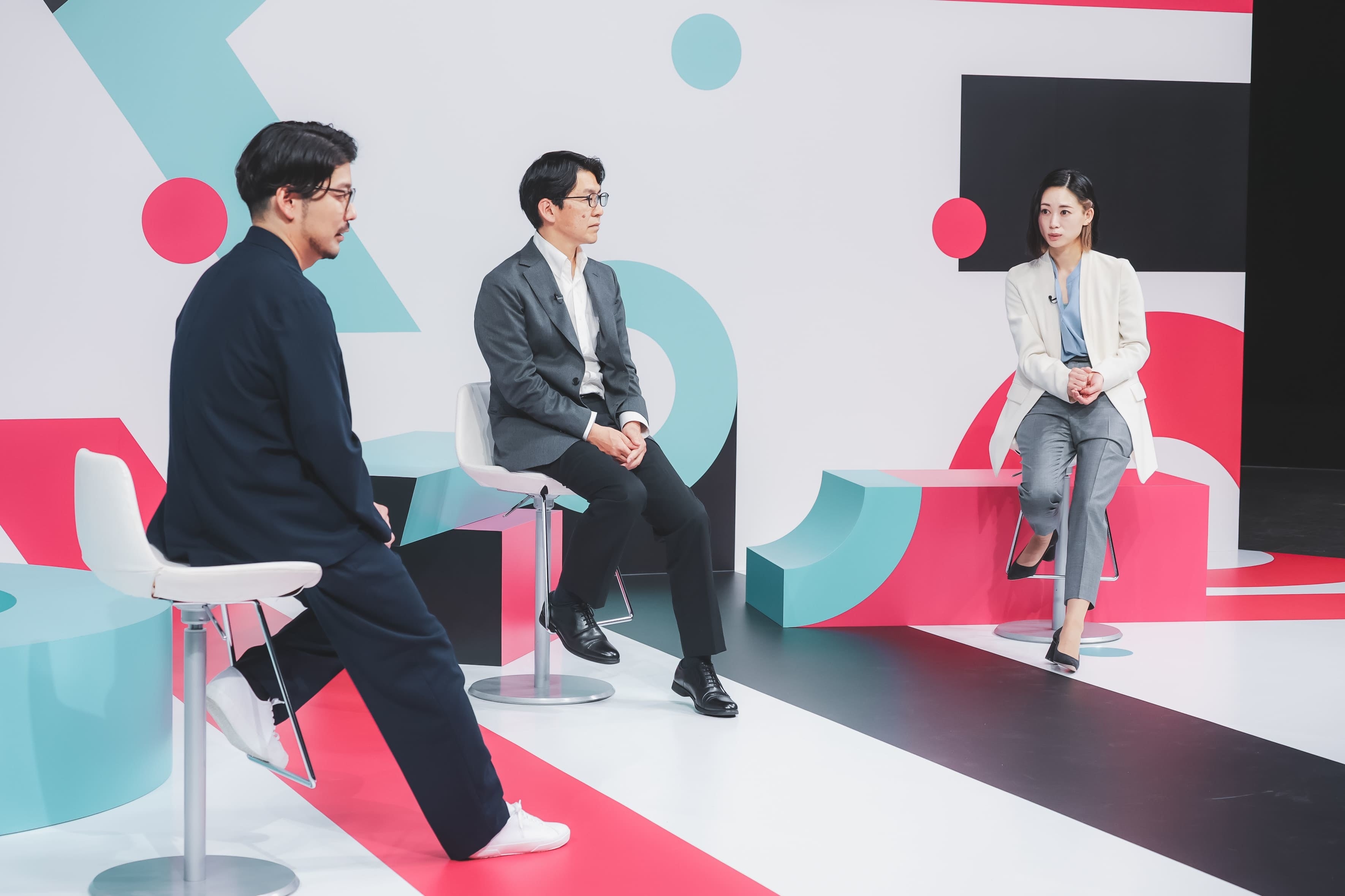 左から：TikTok for Business Japan 駒﨑 誠一郎、日経クロストレンド／日経トレンディ発行人 杉本 昭彦氏、eBay Japan合同会社 Brand Marketing Team Leader モラーノ 絢香氏