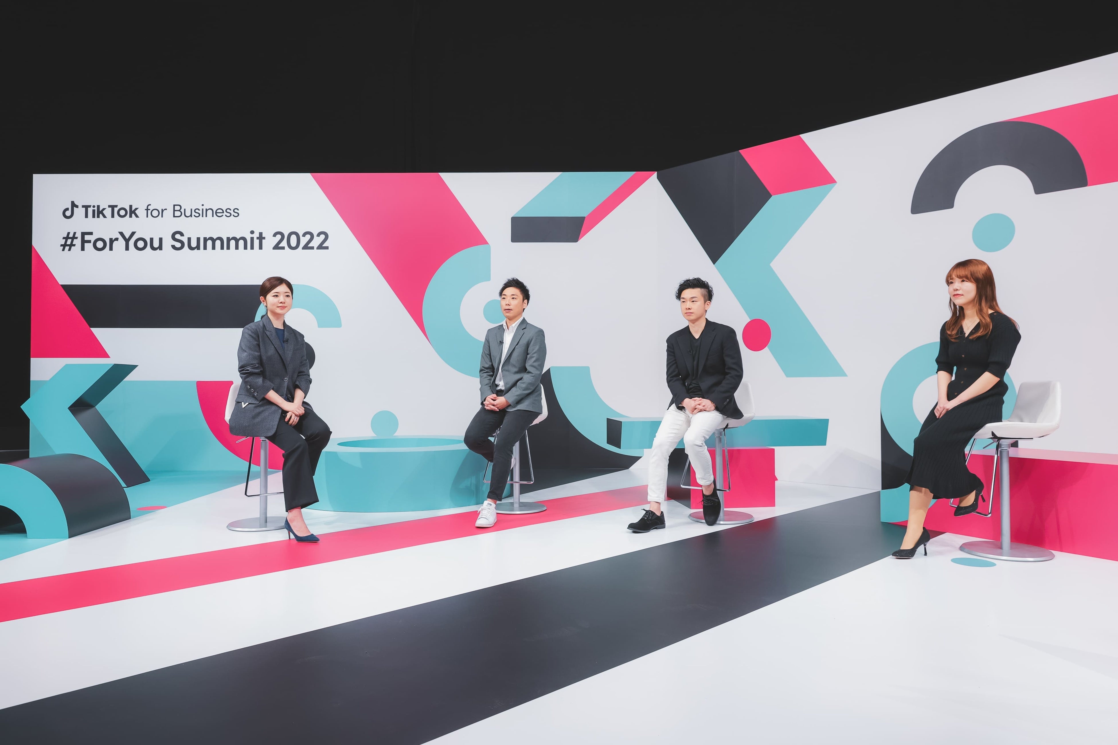 左から：TikTok for Business Japan 辻 香菜子、プレミアアンチエイジング株式会社 岩本 隼人氏、株式会社ピアラ BuzzCreate事業部 部長 市村 光希氏、TikTok for Business Japan 高木 詩織