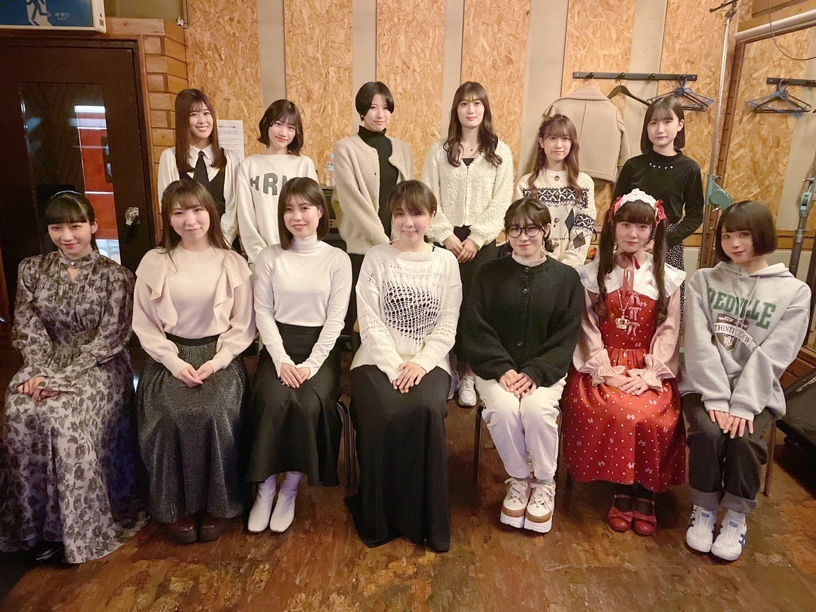 前列左から、馬渕恭子・須藤琳香・桜木優・岡本真夜・青山陽羽・永井杏樹・鐡うの　／　後列左から、三好夢摘・宮田佳朋・椎原えみ・浅賀李胡・朝生しおり・花川史奈