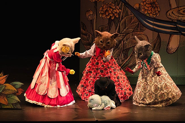 日生劇場開場60周年記念 日生劇場ファミリーフェスティヴァル2023 舞台版「せかいいちのねこ」より。 撮影／黒澤義教