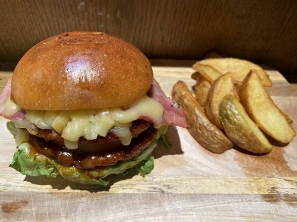 ハンバーガーセット　©Noriko Kudoh／Hakusensha