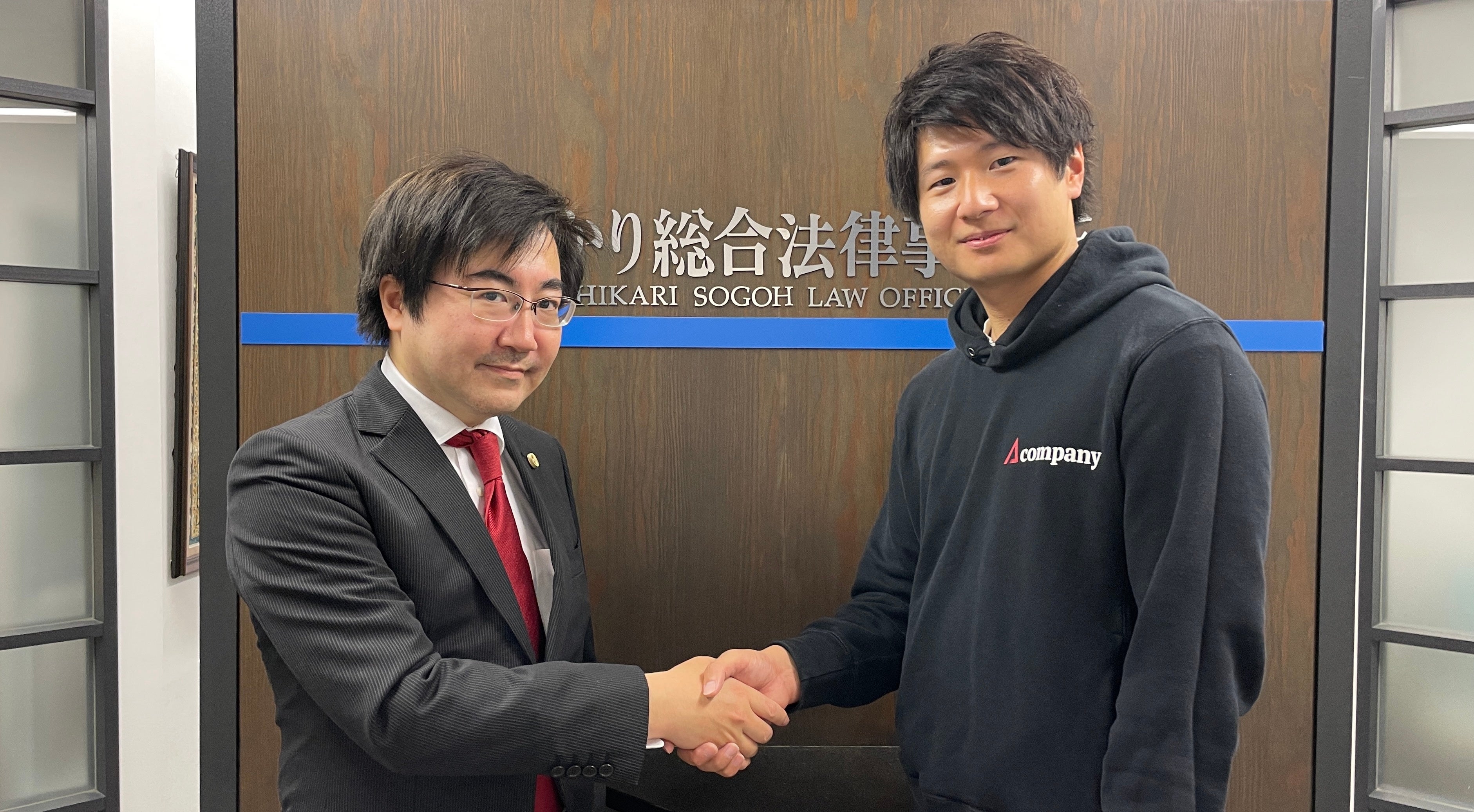 新しく顧問に就任した板倉陽一郎氏（左）とAcompany代表取締役CEOの高橋亮祐（右）