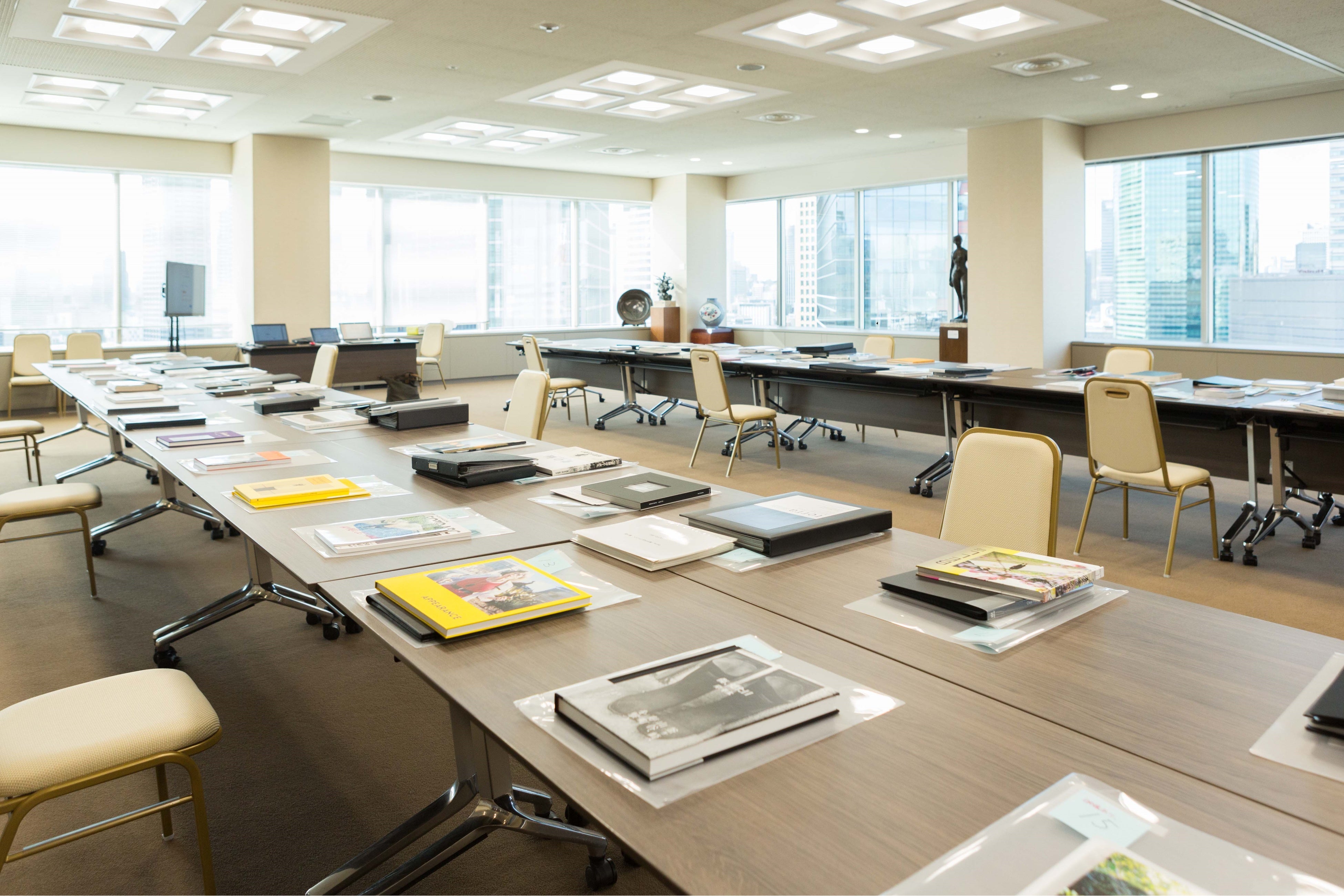 選考会場には、写真関係者の方々の推薦を受けた候補者の作品がずらりと並ぶ