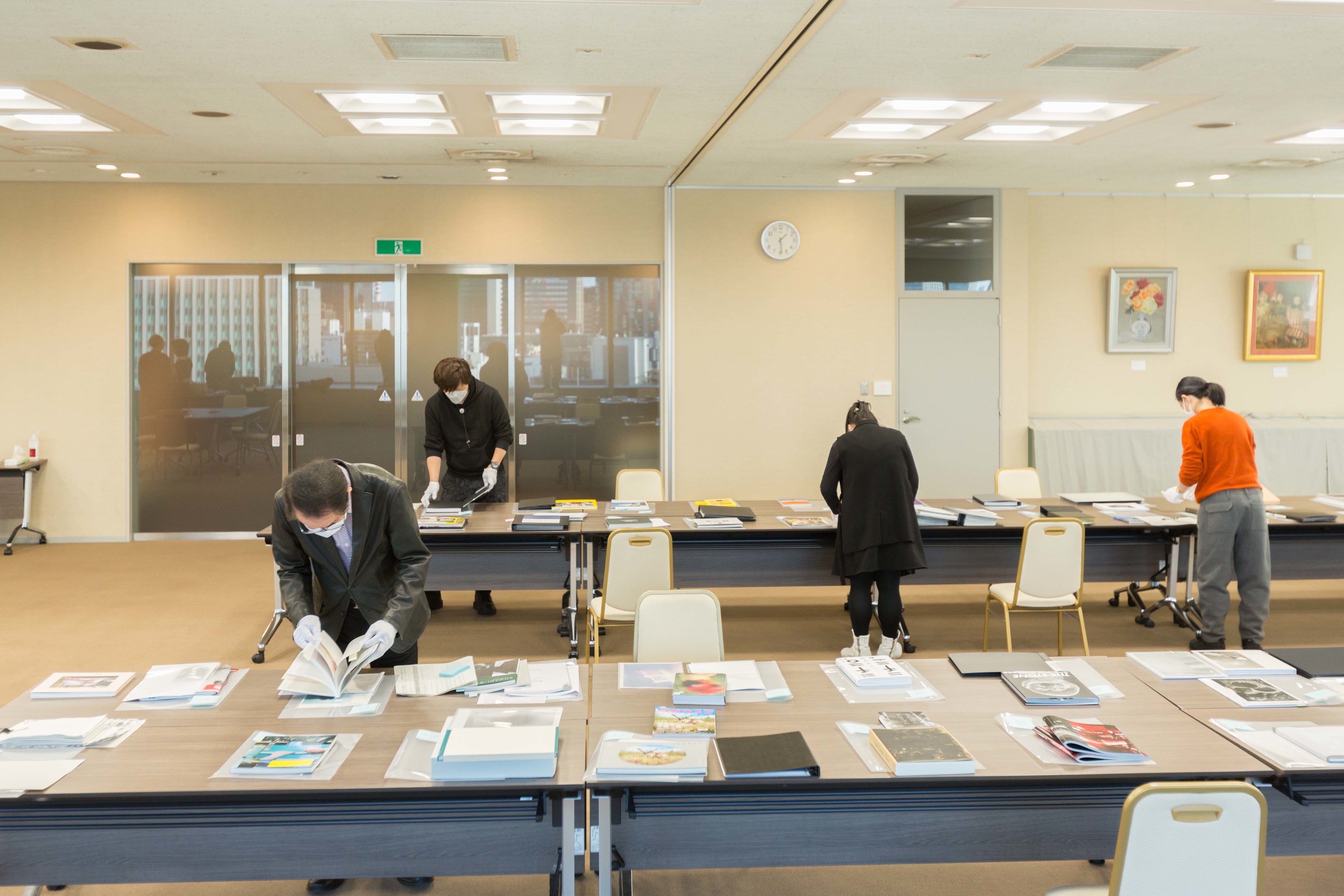 選考委員である写真家の大西みつぐさん、長島有里枝さん、澤田知子さん、小説家の平野啓一郎さんが作品と真摯に向き合い、選んでいく