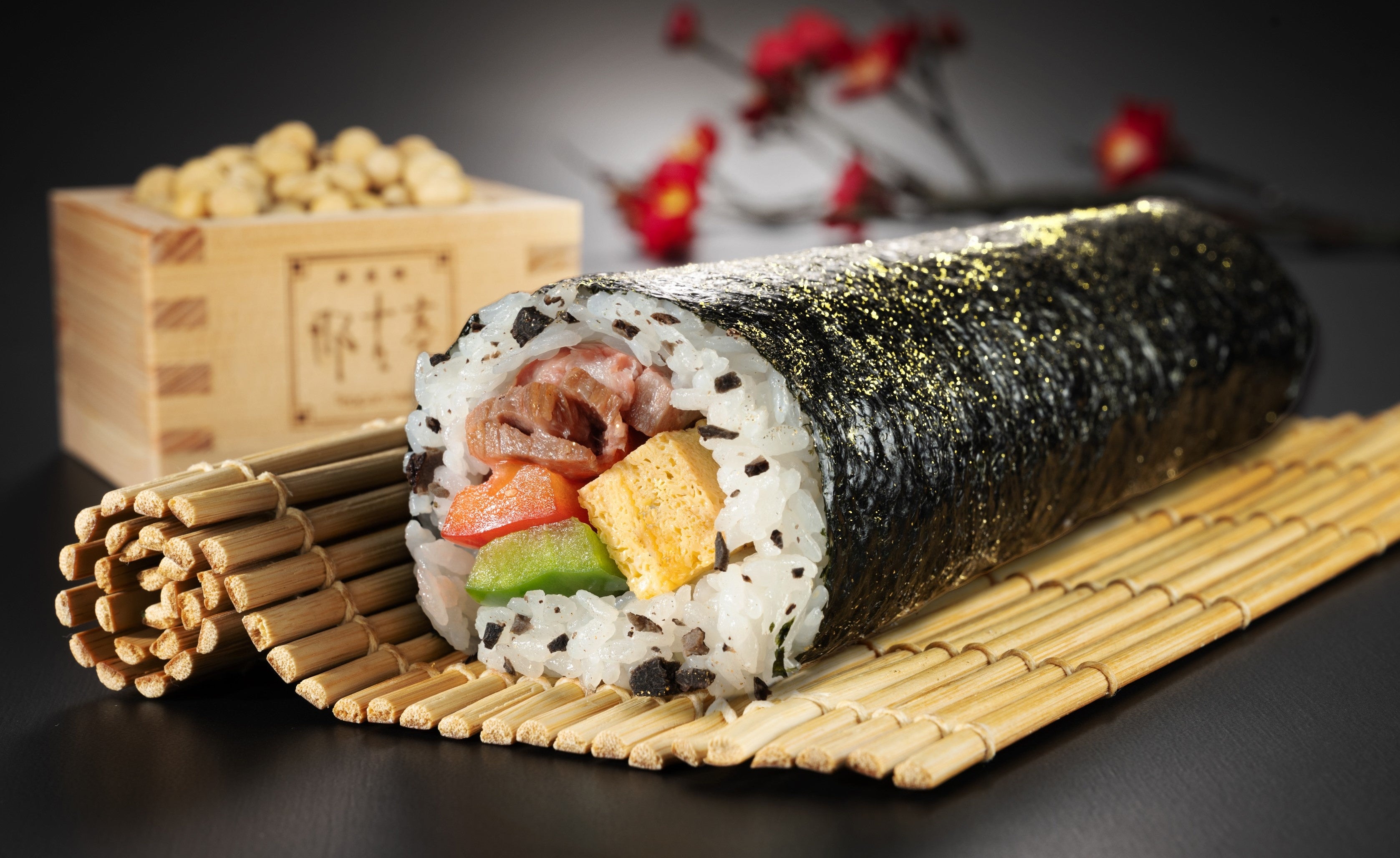 名古屋マリオットアソシアホテル＜鉄板焼 那古亭＞ 飛騨牛ローストビーフとトリュフご飯の洋風恵方巻  （1本）　5,000円 ※30本限り ■地下2階 「味百選」 ※2月3日（木）のみの販売