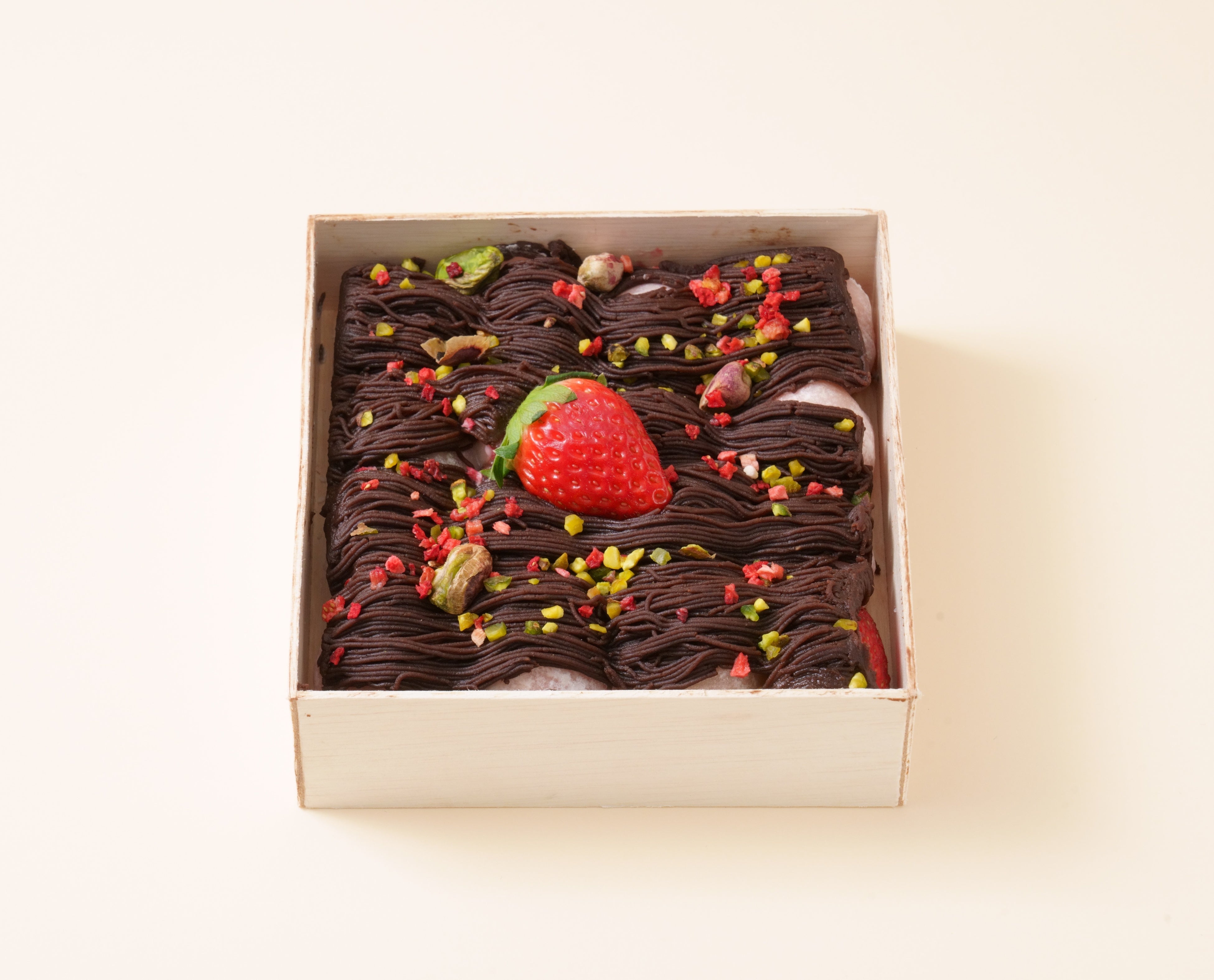 羽二重大福ショコラベリーモンブラン ～ピスタチオを添えて～ 1,860円 ※各日25箱限り　　■7階 ローズテラス　※初出店