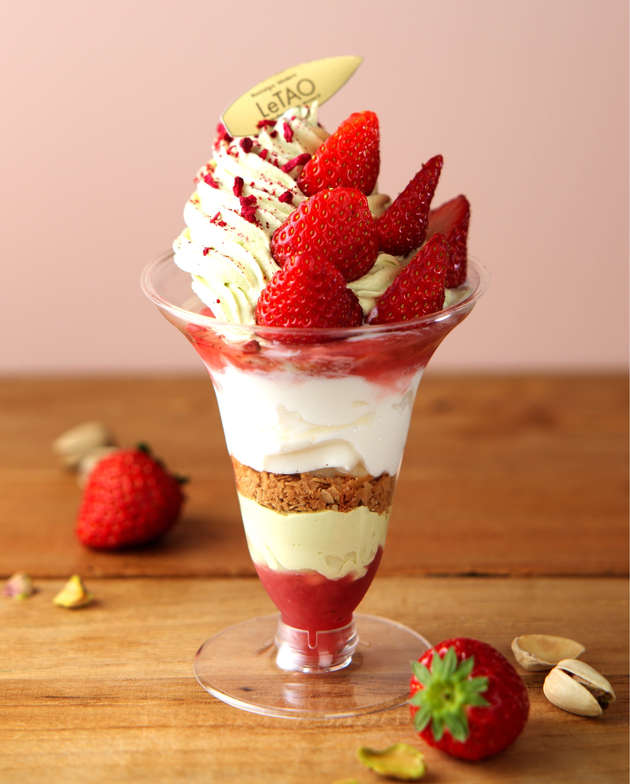 ＜小樽洋菓子舖 ルタオ＞ 北海道産苺と イタリア産ピスタチオのパルフェ  1,320円 ※各日200杯限り