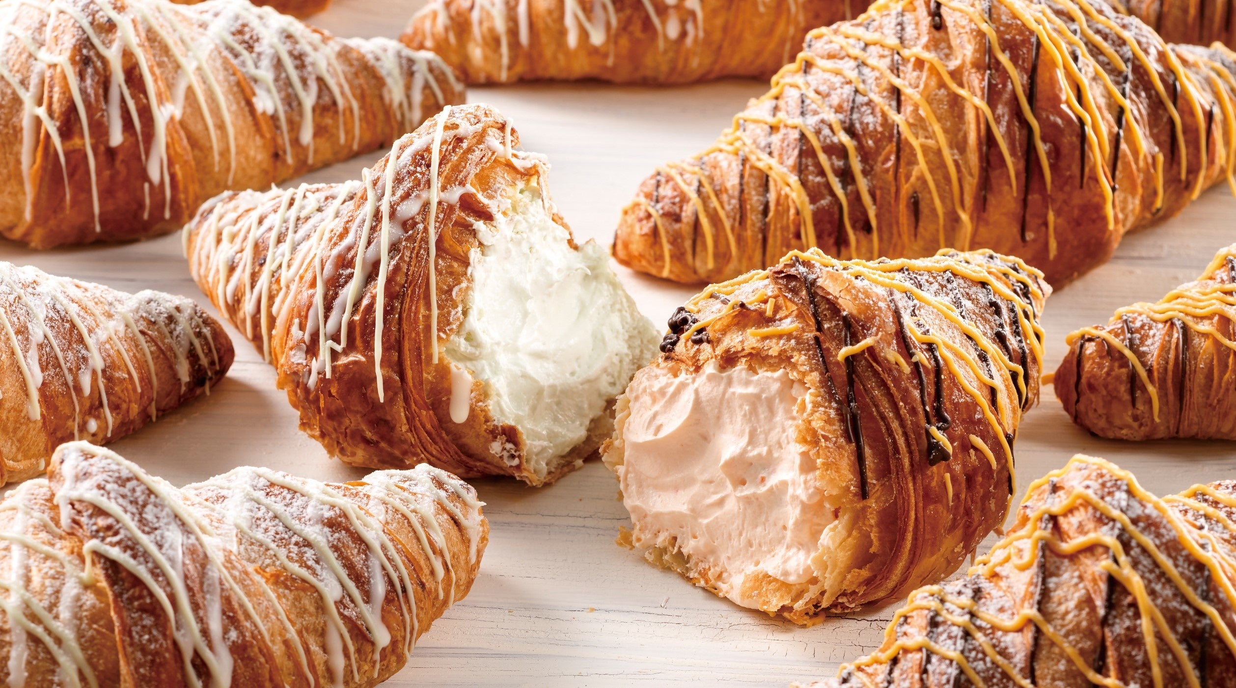 ＜とみたメロンハウス＞ メローネクロワッサン 赤肉・青肉各432円 ※各日赤肉300個、青肉200個限り