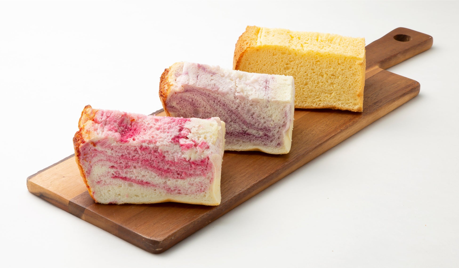 <すぎうらベーカリー> お米のシフォンケーキ (左)いちごマーブル 378円 (中)ブルーベリー  378円 (右)プレーン  324円 ※8日(火)までの出店