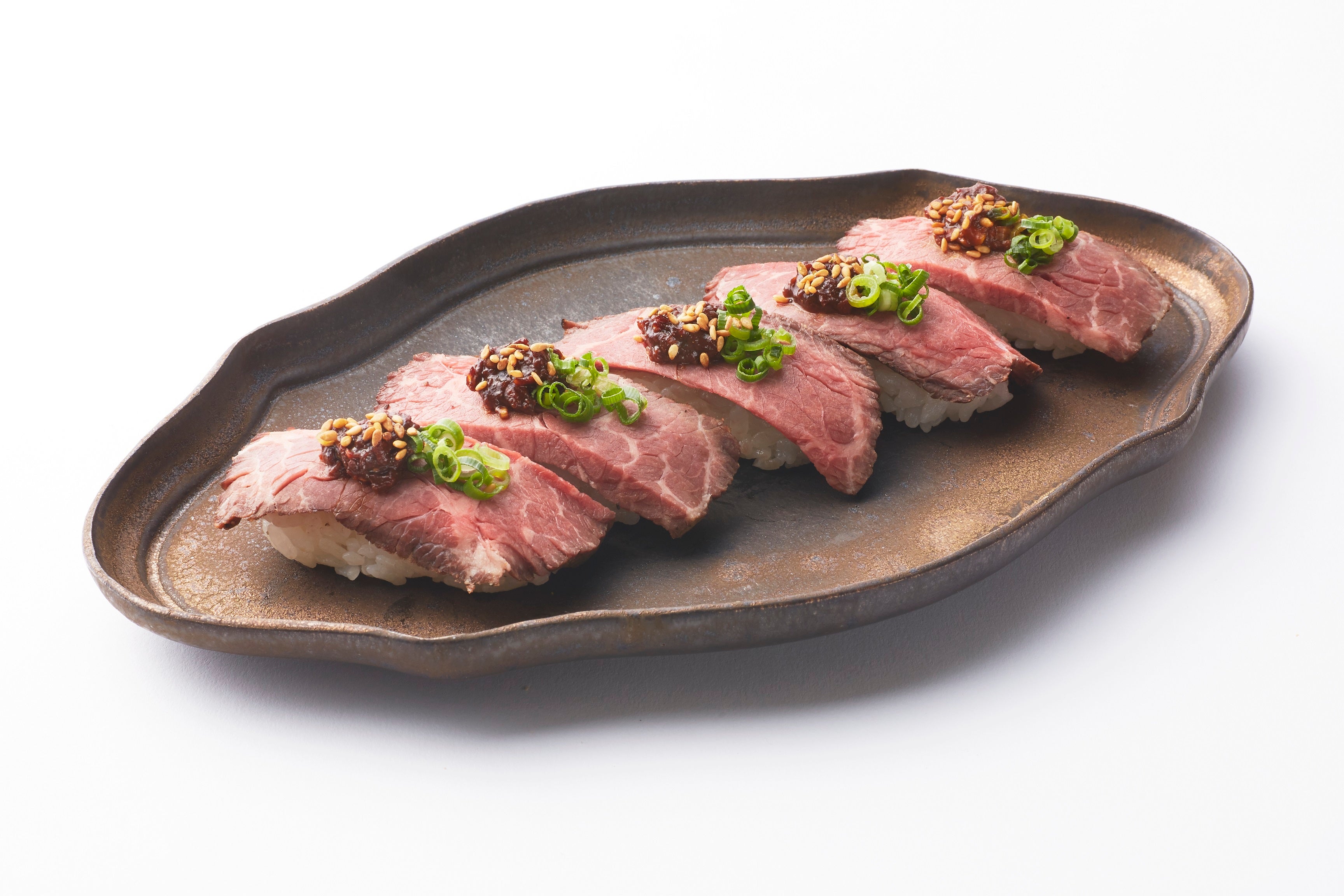 ＜古市庵＞ ねぎ味噌仕立てのローストビーフにぎり 756円〔各日10折限り〕 ※3月15日（火）→29日（火）の販売 ※当店限定