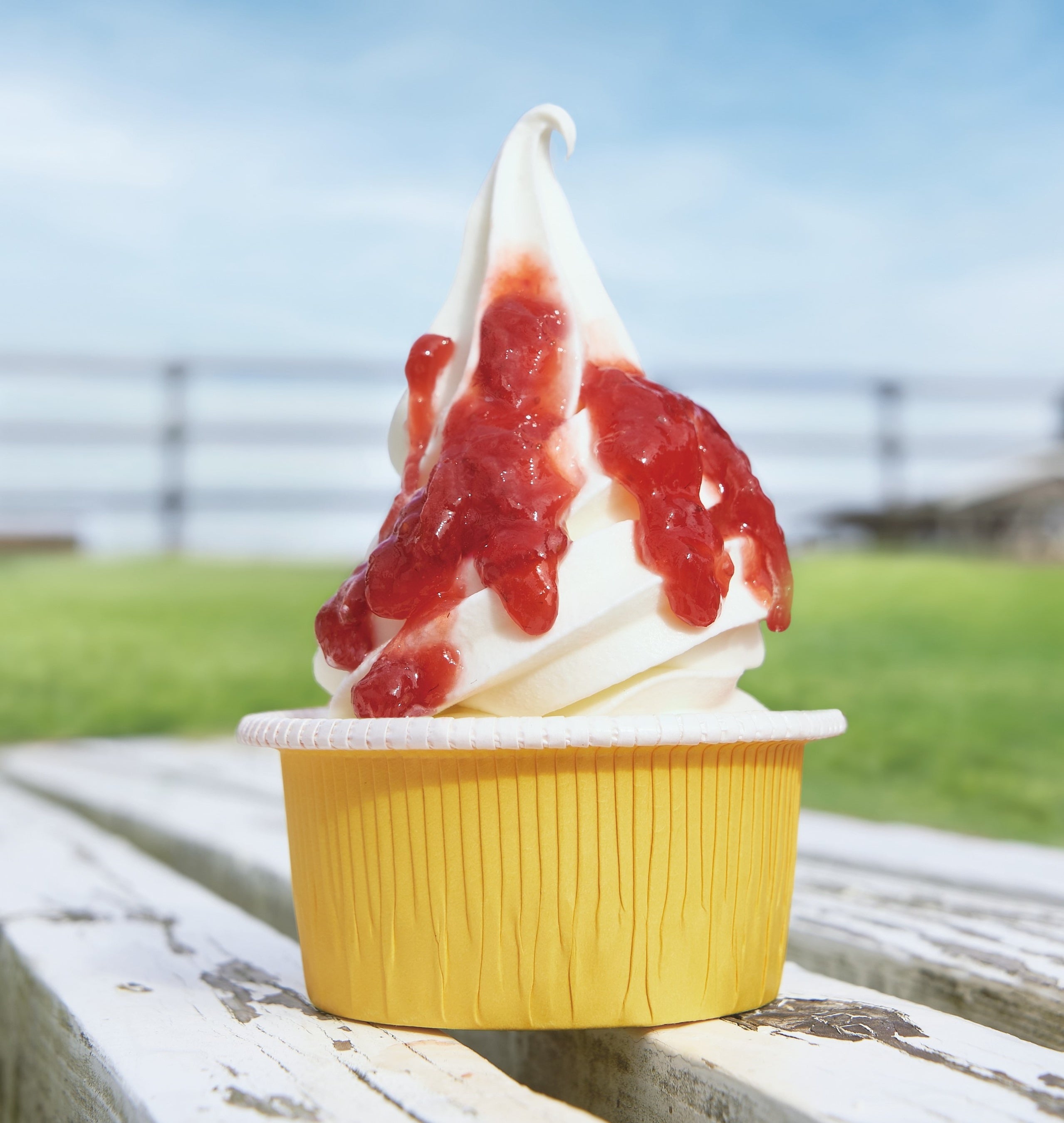 熊本県＜阿蘇ミルク牧場＞ イチゴロールケーキソフト 581円