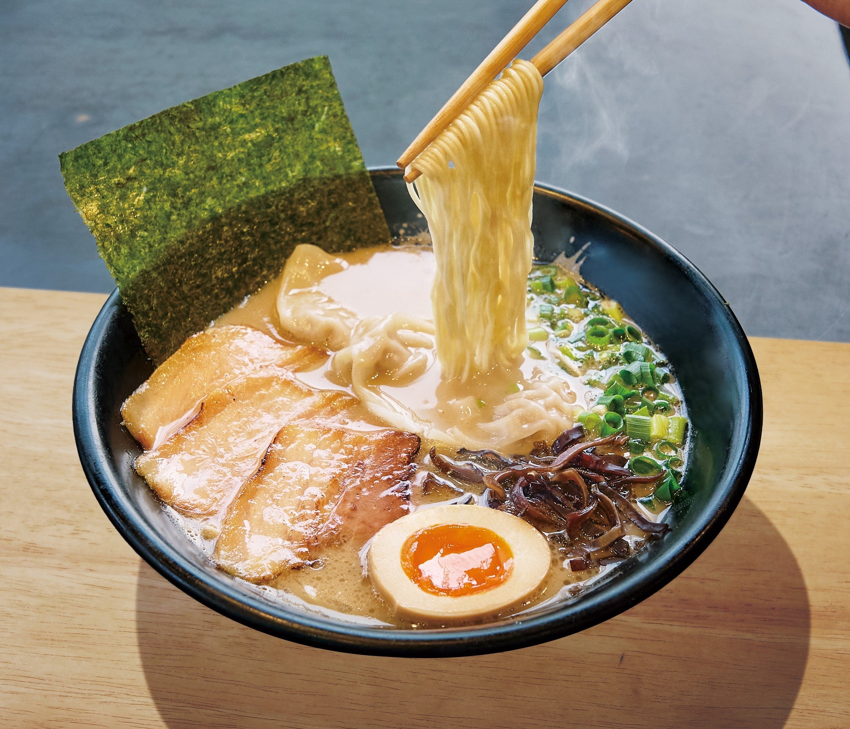 福岡県＜石田一龍本店＞ ジェイアール名古屋タカシマヤ限定濃厚ラーメン 1,201円〔各日150杯限り〕