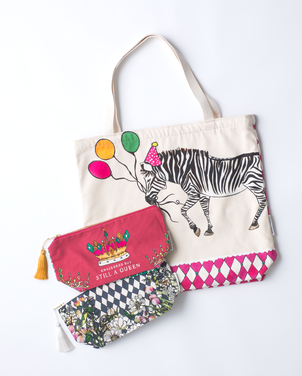 ＜ケイティ カーデュー＞ 左）ポーチ 各3,960円   右）トートバッグ  5,390円