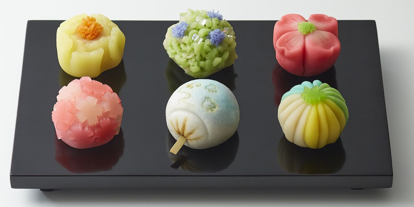 ＜俵屋吉富＞ 上生菓子　 各432円