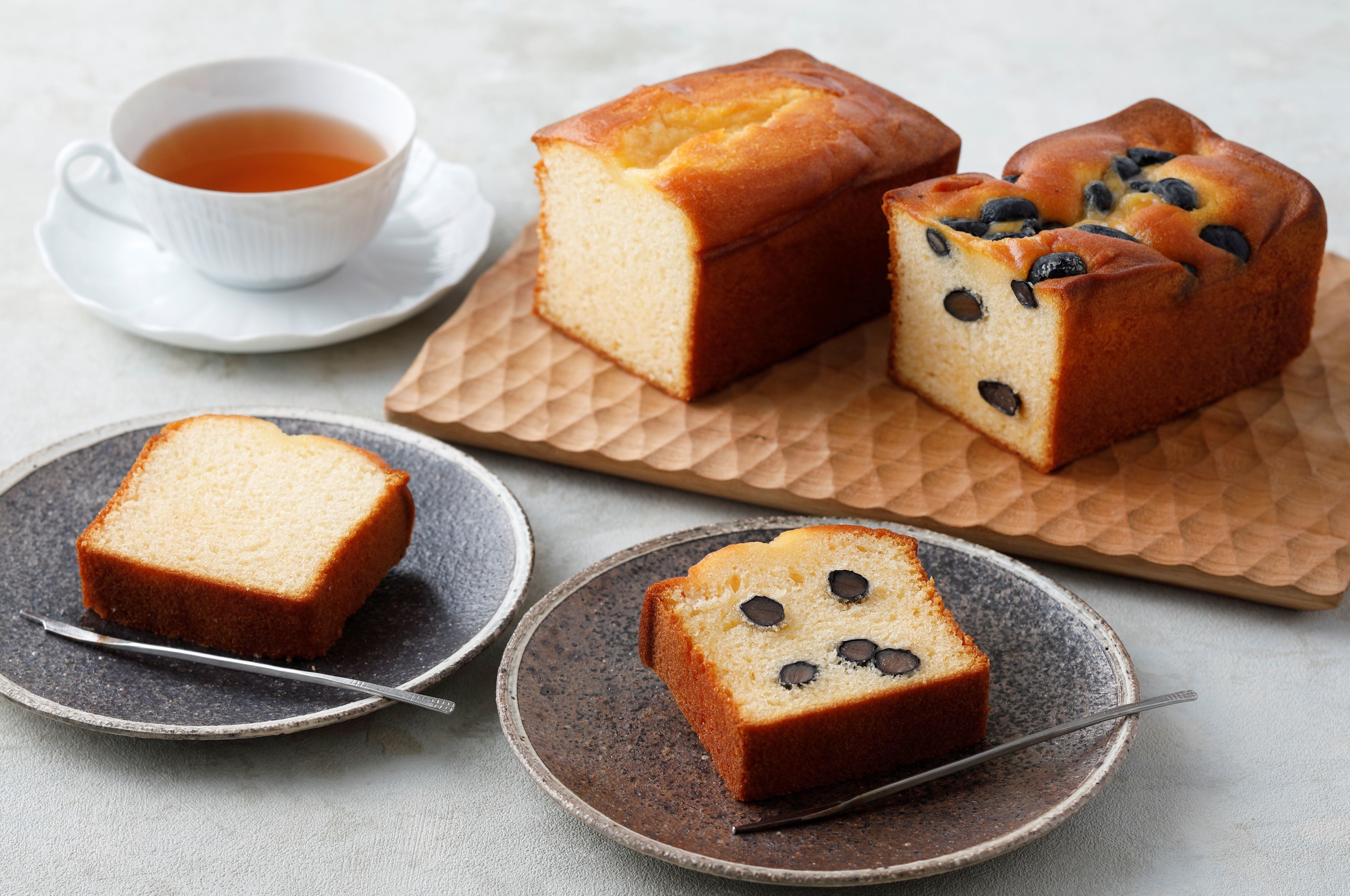 ＜ＡＭＡＣＯ　ｂｙ　ｎｉｓｈｉｒｉ＞奥：パウンドケーキ（1本）1,944円　　手前：パウンドケーキ 丹波黒豆（1本) 2,160円