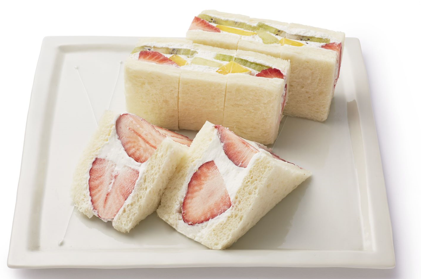 ＜クリケット＞ 手前：あまおうのフルーツサンド　1,601円 ※各日100折限り 奥：フルーツサンド　1,501円 ※各日120折限り