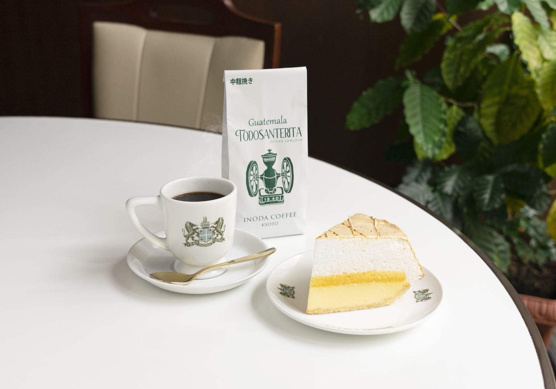 ＜イノダコーヒ＞ レモンパイ（1カット）601円   ホットコーヒー(アラビアの真珠) （1杯）651円