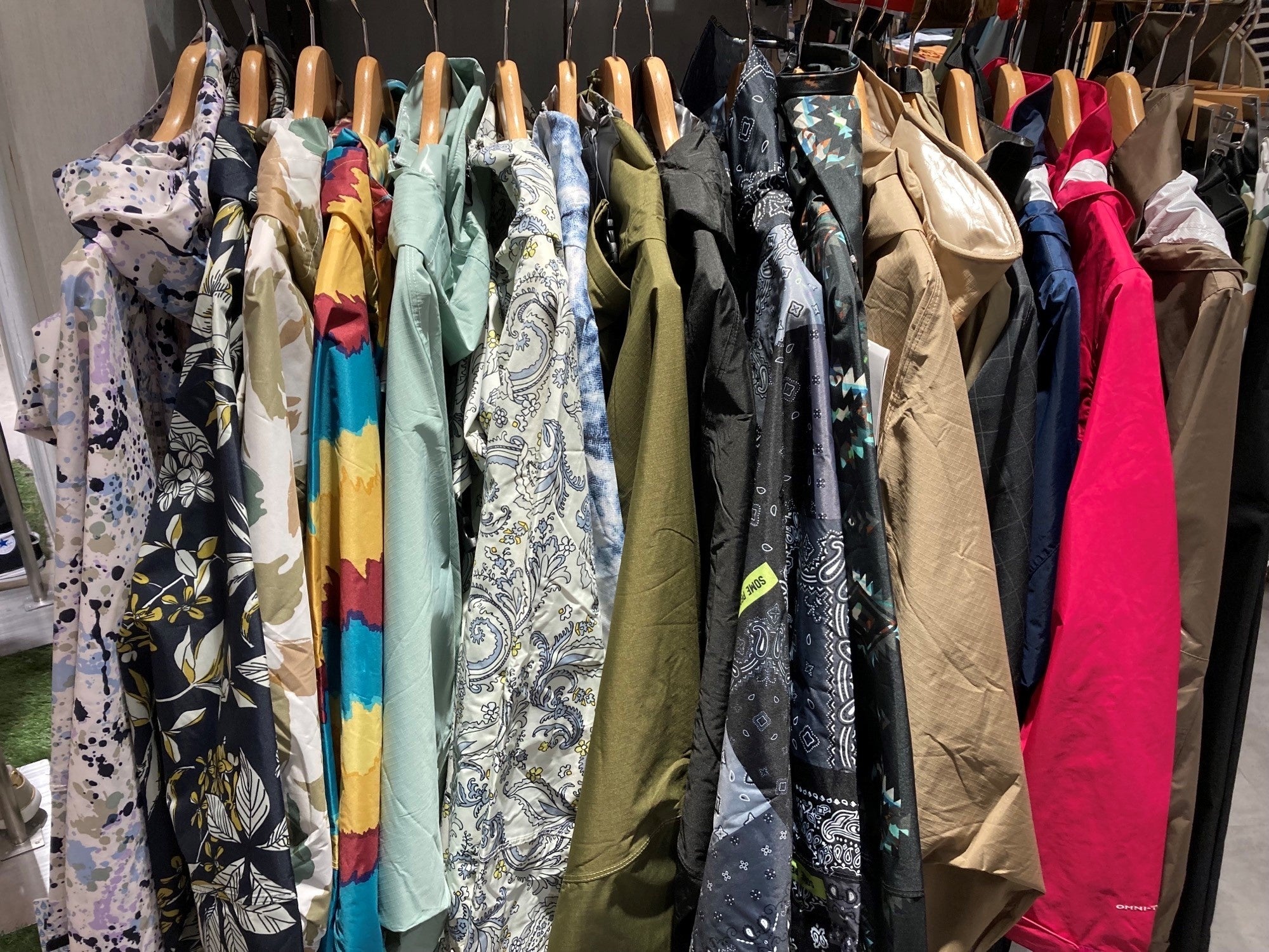 カラフルなデザインが並ぶ