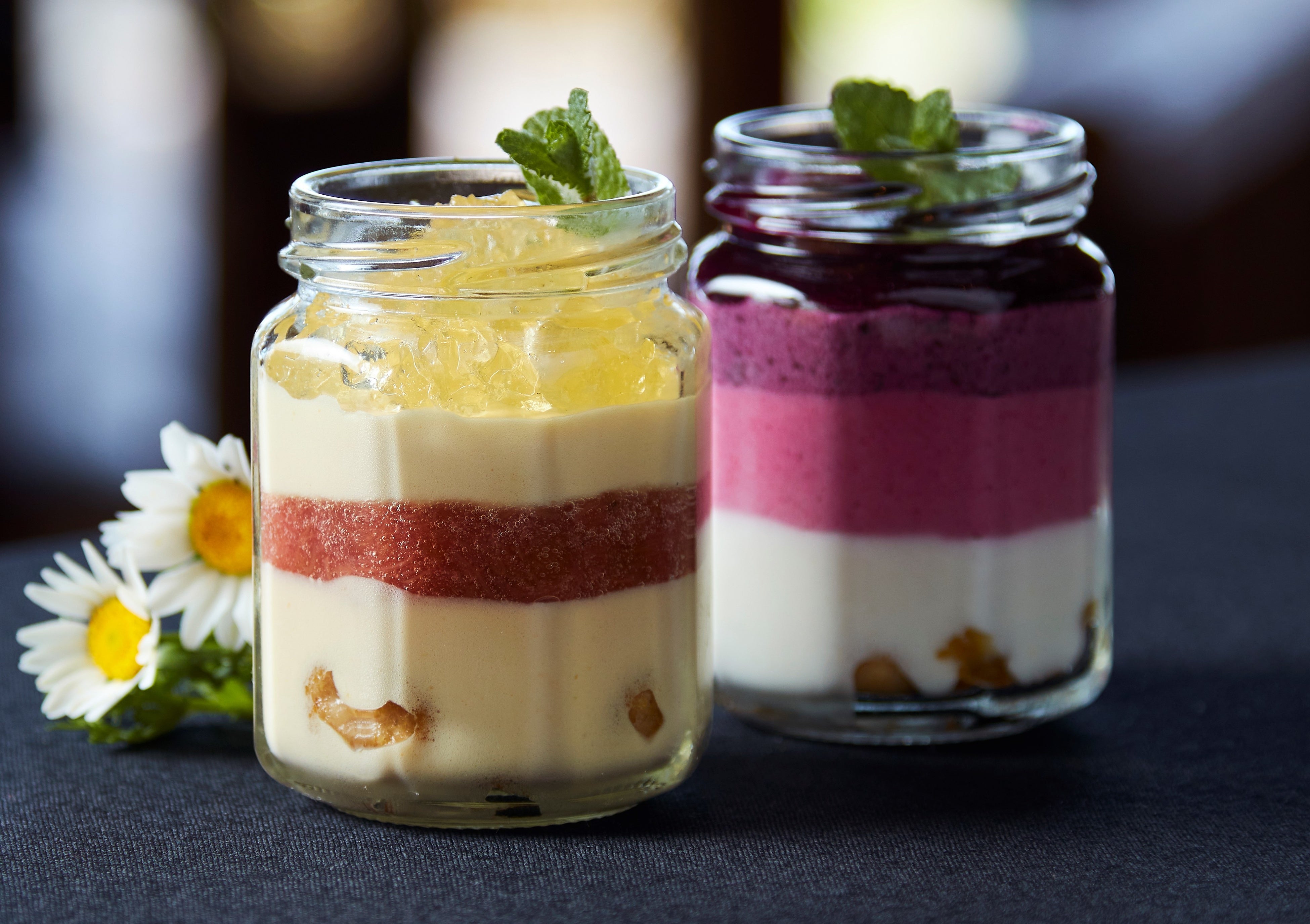 ＜ブルーベリーフィールズ 紀伊國屋治兵衛＞ 左：かもみーるむーす　627円 　右：ぶるーべりーむーす　681円