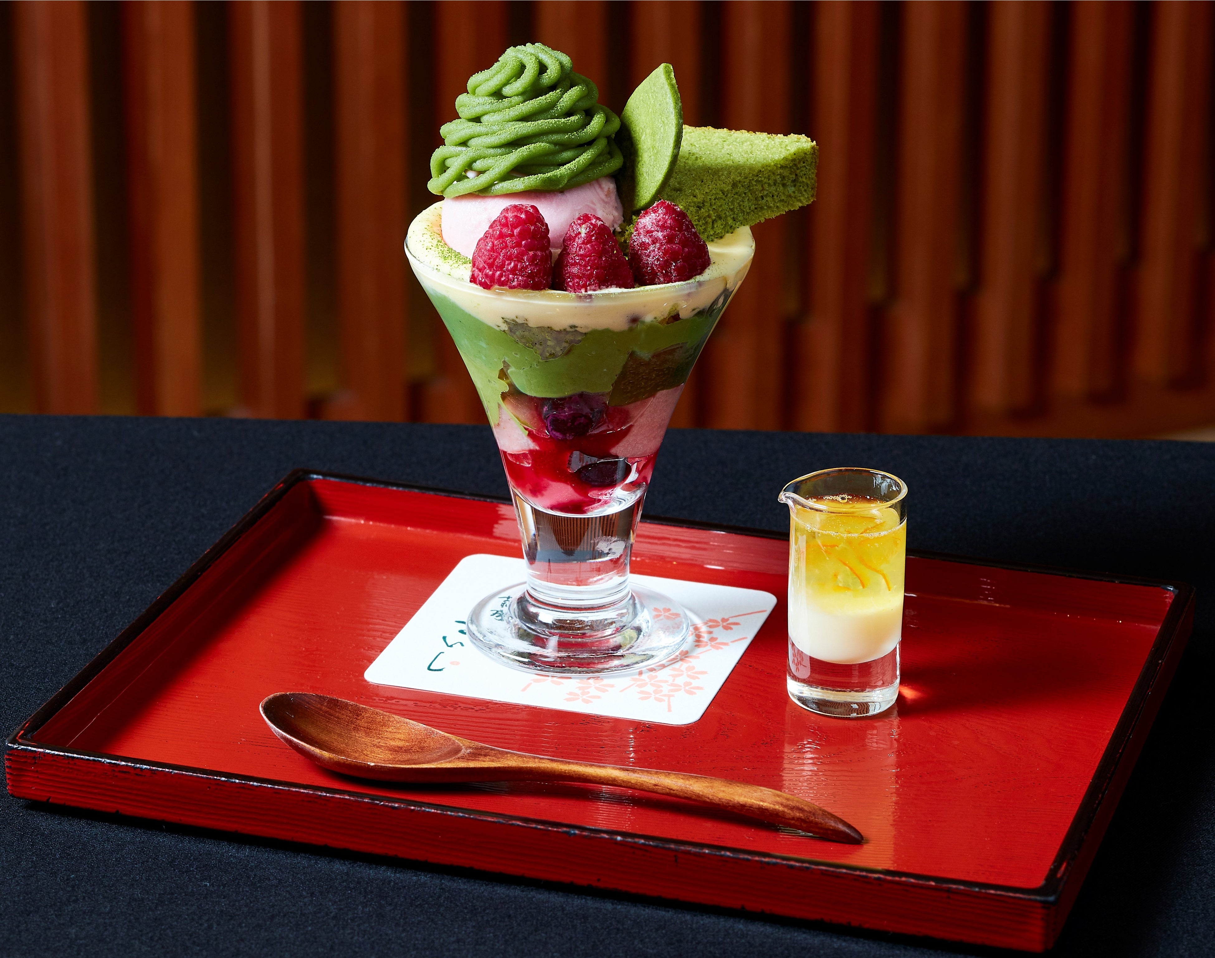 ＜家傳京飴　祇園小石＞ ベリーに恋した抹茶パフェ 　1,298円