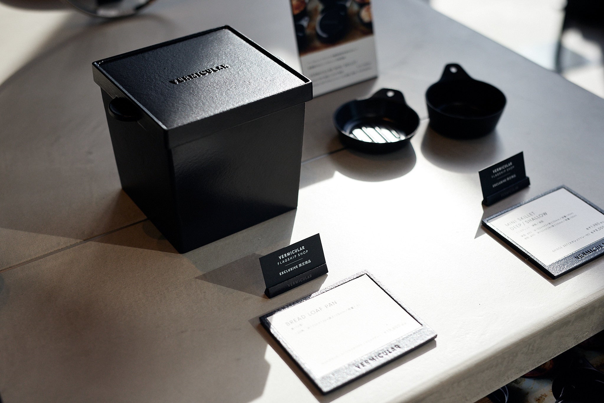 左）食パン型 19,800円　 右）バーミキュラ ミニスキレット（浅型・深型）各1,980円