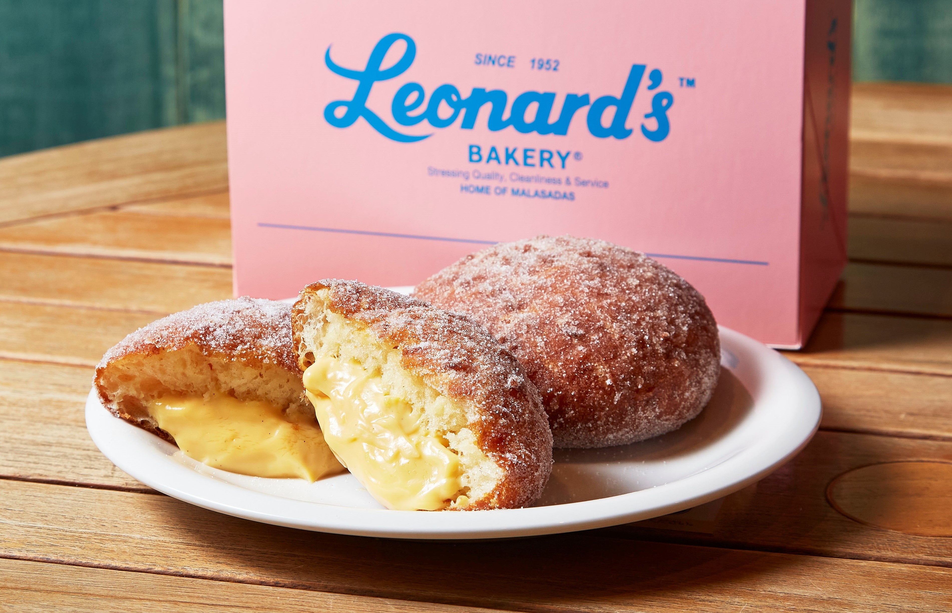 ＜レナーズ＞ （左）マラサダ パフ カスタード（1個）241円 （右）マラサダ シュガー（1個）181円 ※お一人様合計6個まで　