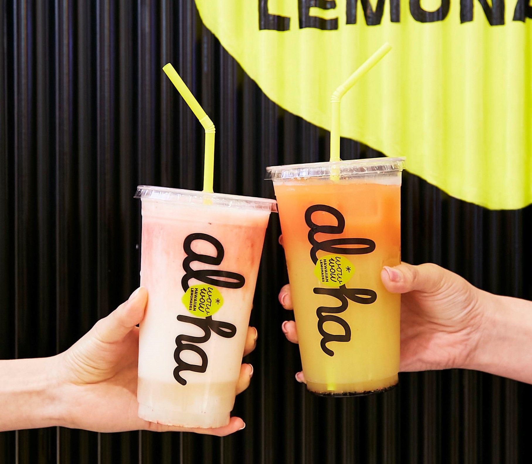 ＜ワウワウレモネード＞ （左）ラヴァフローレモネード　550円から （右）リリコイストロベリーレモネード　605円から　