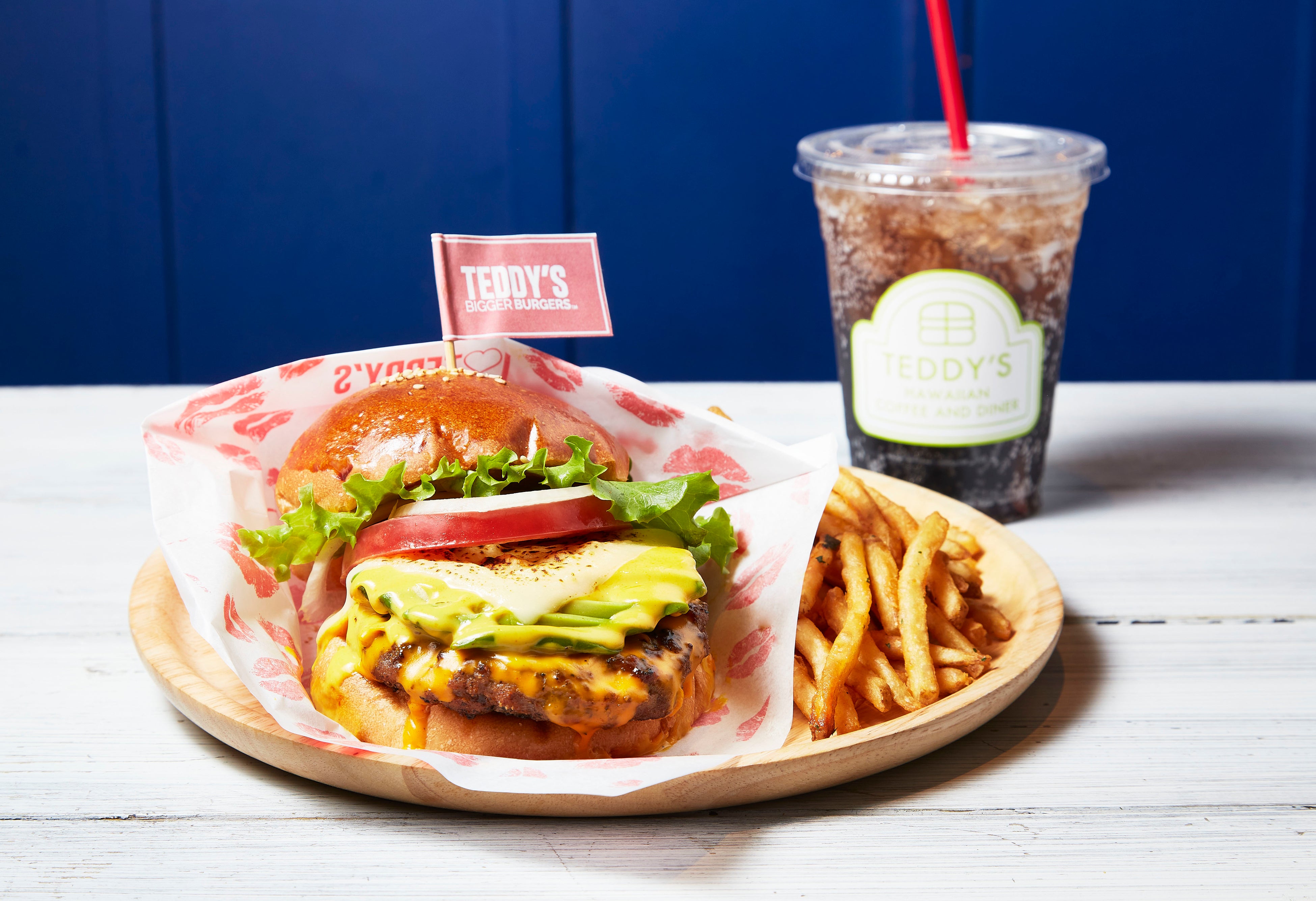 ＜テディーズ ビガー バーガー＞ 炙りチーズアボカドバーガーセット （１セットポテト・ドリンク付） 1,980円 ※各日100食限り　