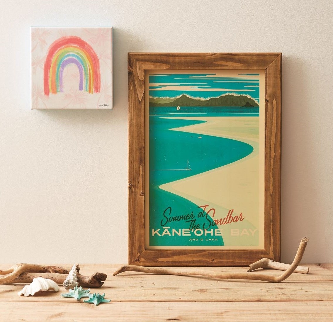 （右）＜ニック・カッチャー＞ 「ハワイトラベルプリント」 4,180円 「オリジナルウッドフレーム」 8,250円  （左）＜ローレン・ロス＞ 「Rainbow Delight」　 23,650円 