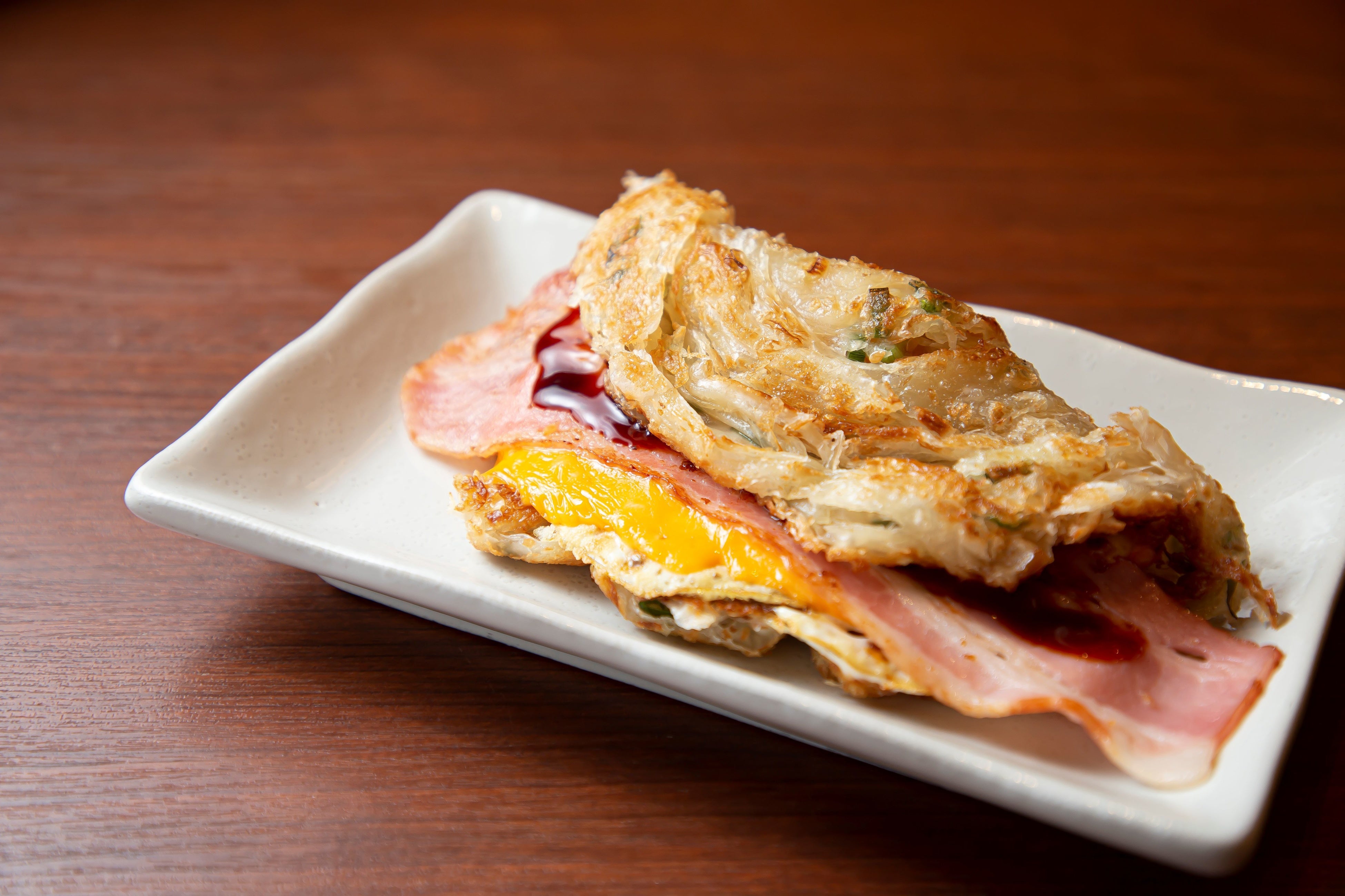 台湾＜忠将葱抓餅＞ ベーコン卵入りネギパイ （1個）601円