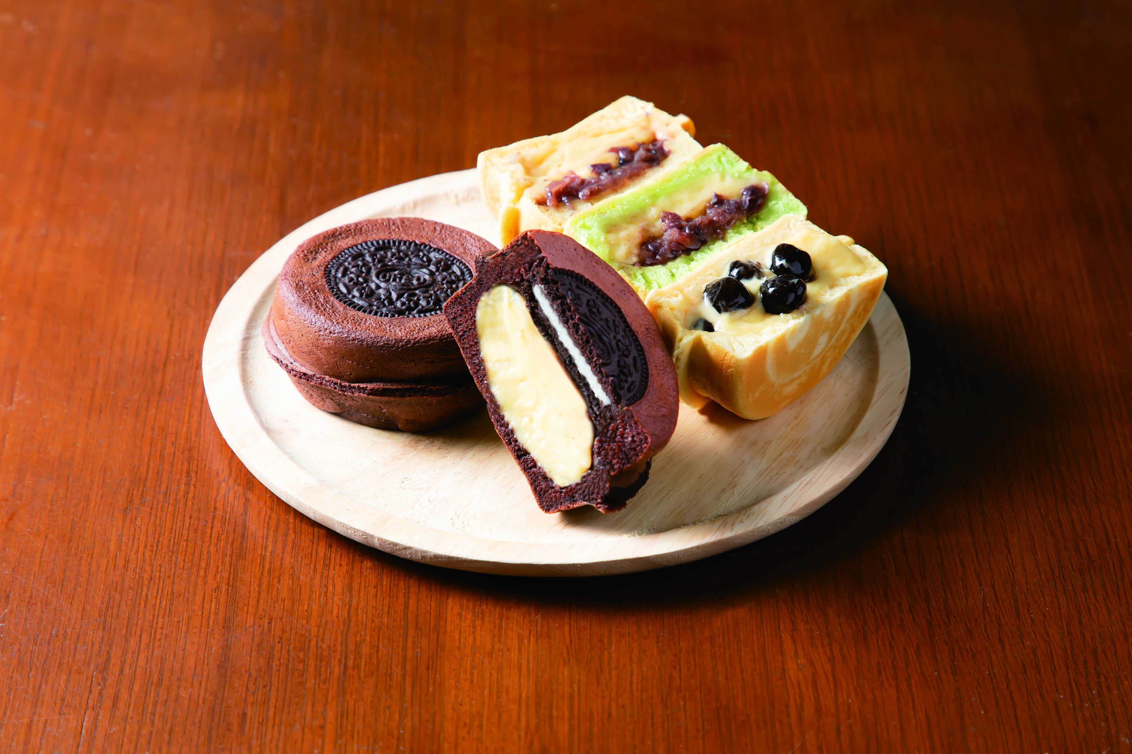 台湾＜金虎車輪餅＞ 車輪餅 （1個）270円～　手前：チョコクッキーカスタード　右奥から：あんこクリーム、あんこクリーム（抹茶）、タピオカクリーム