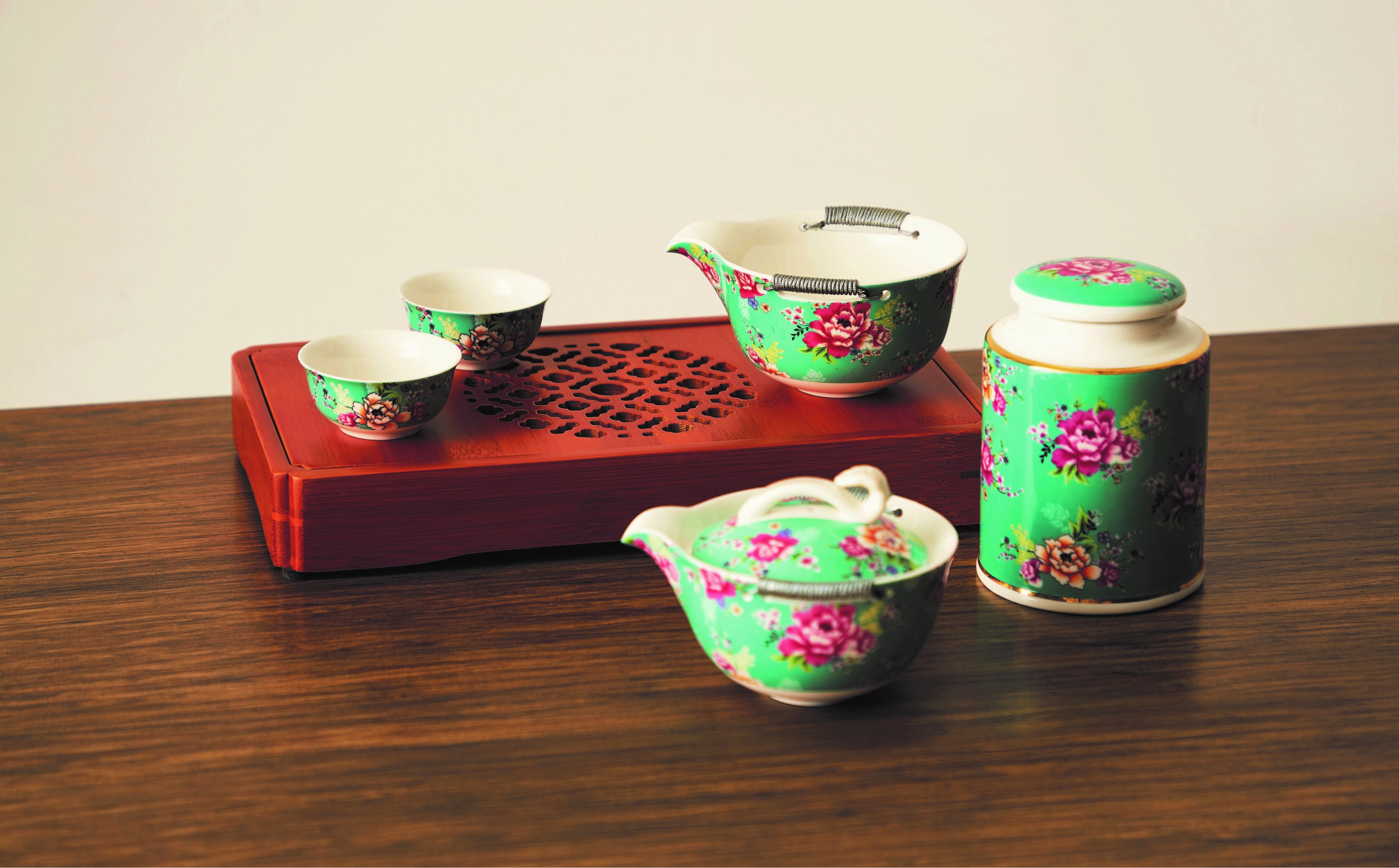 台湾＜茶嘉葉＞ 急須3,740円　茶缶4,400円　茶海3,190円　飲杯 各726円　茶盤7,920円