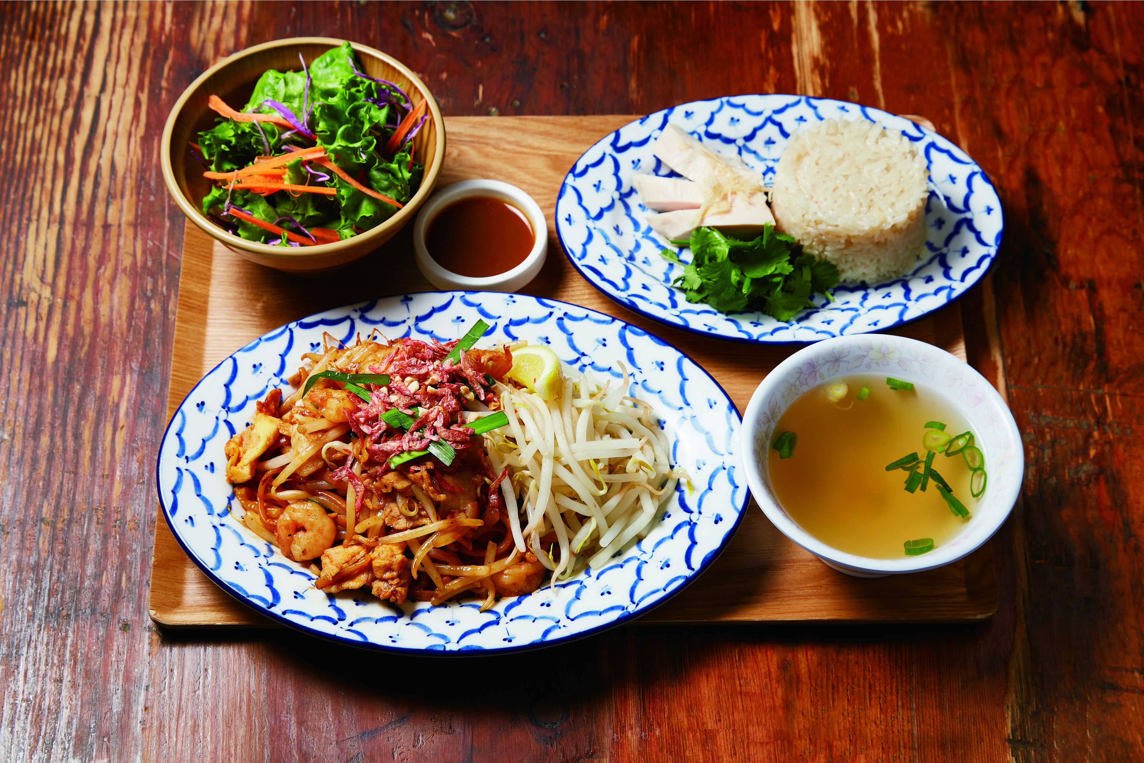 タイ＜新宿ランブータン＞ 自家製生麺パッタイ・ミニカオマンガイセット（特製生姜スープ・ミニサラダ付）1,419円