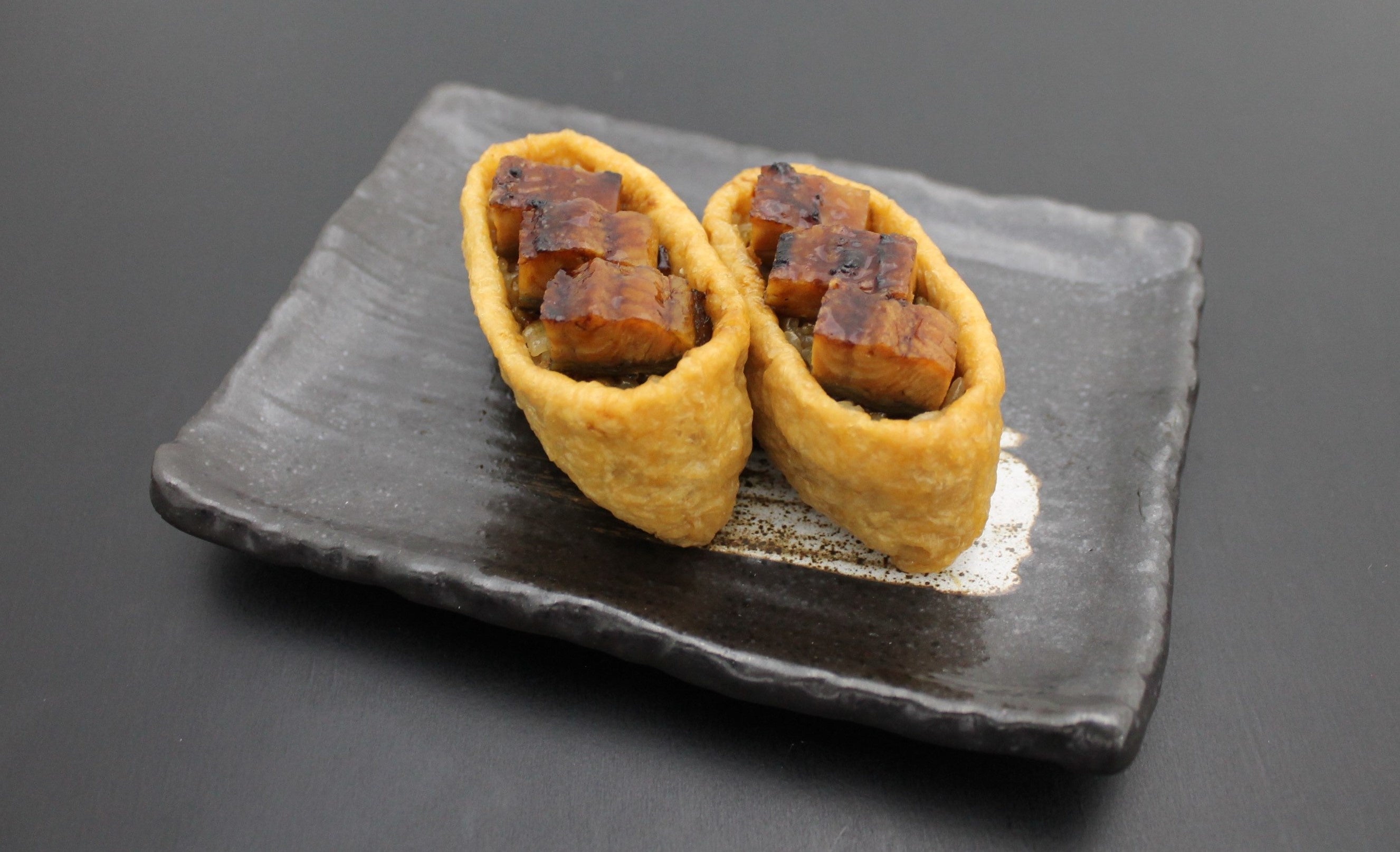 ＜豆狸＞ 鰻いなり （1個） 391円