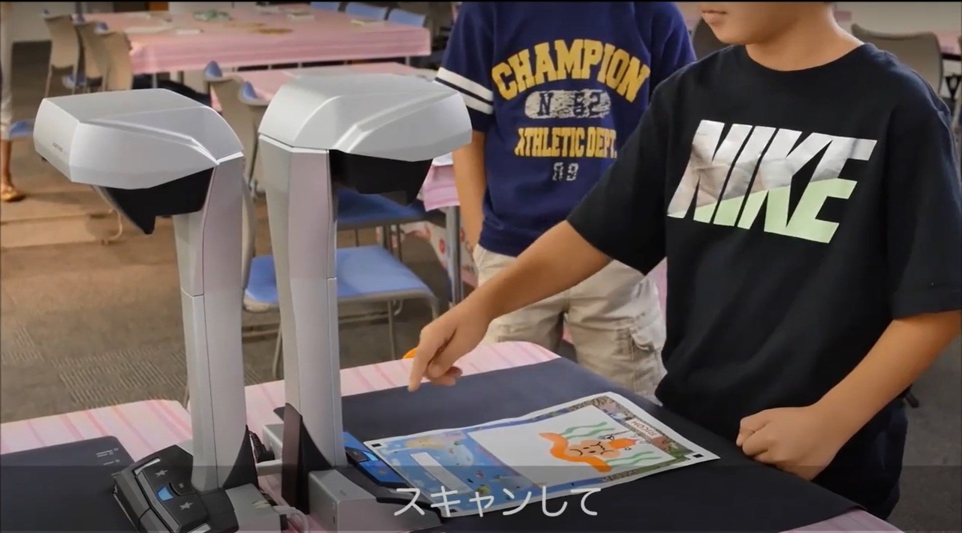 描いた絵をスキャナーで 読み込む様子