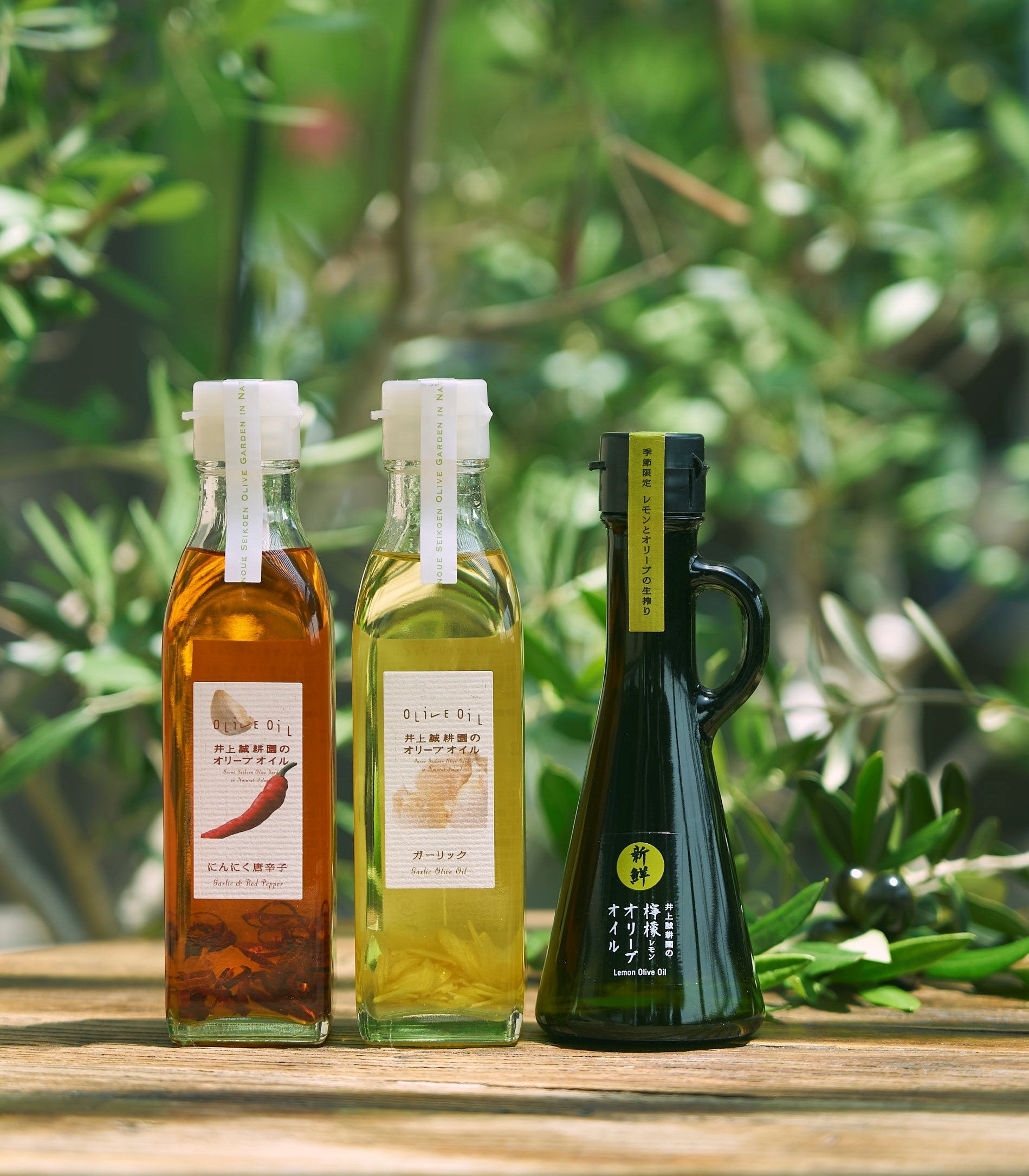 香川県＜井上誠耕園＞左：にんにく唐辛子オリーブオイル1,377円 中：ガーリックオリーブオイル1,144円 右：搾りたて新鮮檸檬オリーブオイル1,782円