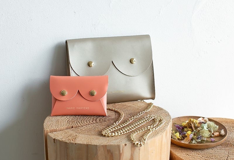 ＜マリー・マルテンス＞ 右：ミニショルダーバッグ 22,000円 左：コインケース 9,900円