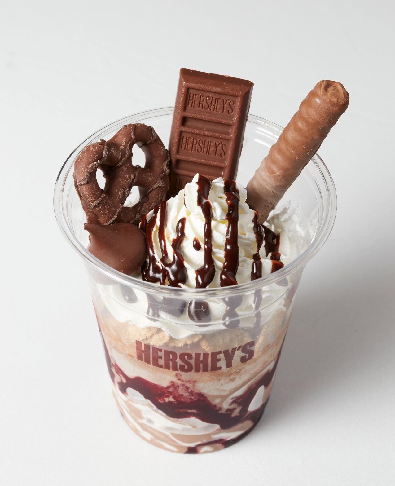 ＜ハーシーチョコレート＞ ハーシーパフェ チョコレート×カシス 880円