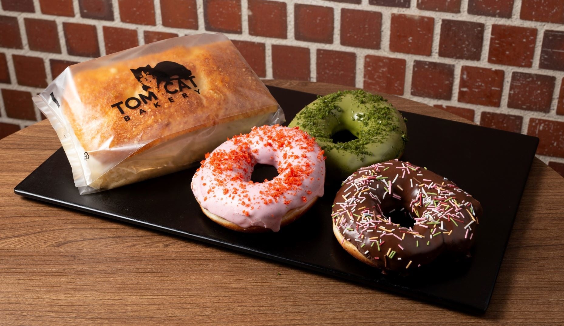 ＜トムキャットベーカリー＞（左）ダンボフォカッチャ 350円（右）ドーナツ各種 各231円