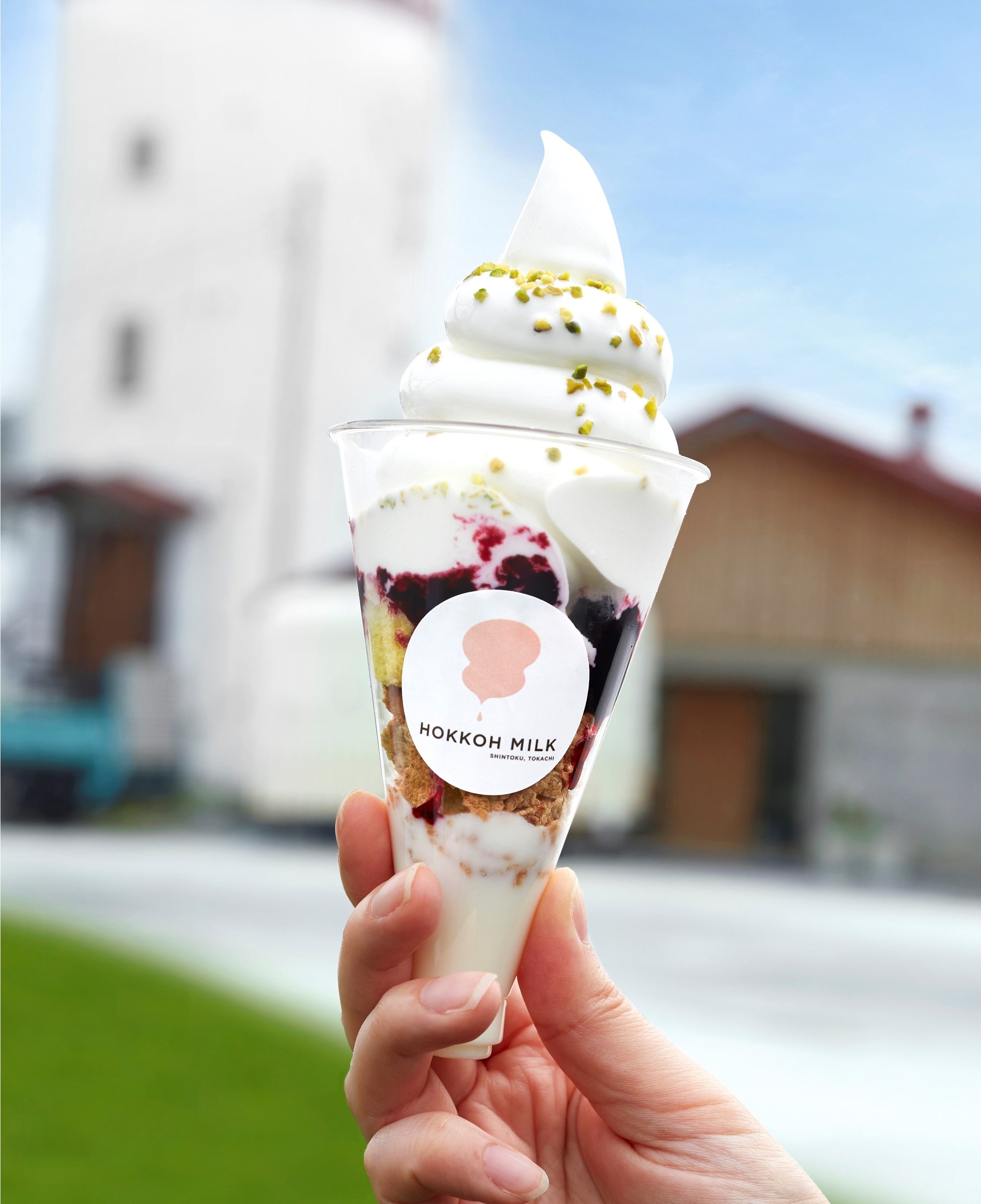 ＜北広牧場HOKKOH　MILK＞ 放牧卵シフォンと ほっこうヨーグルトのパフェ 851円 ※各日150杯限り