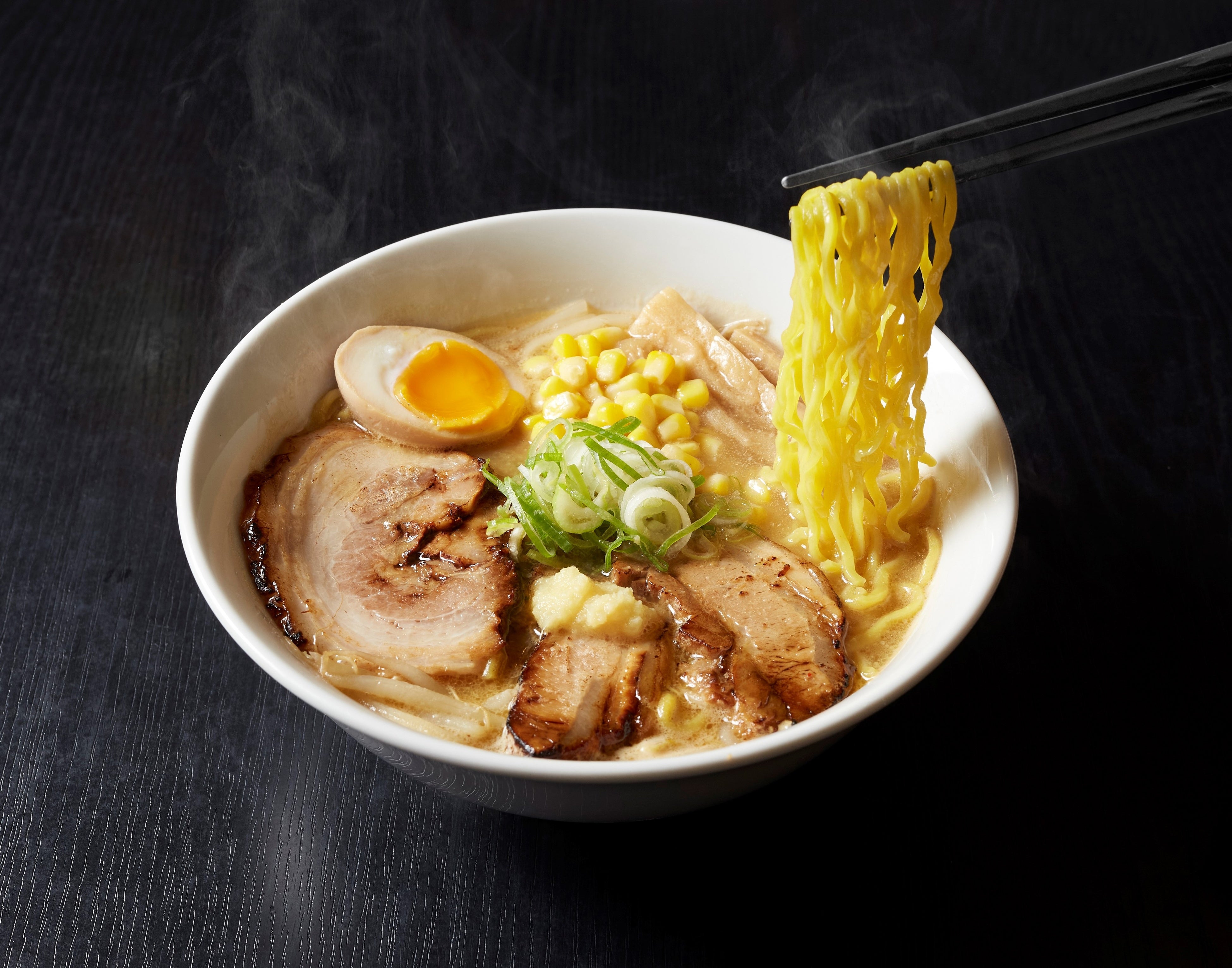 ＜麺屋　幸咲＞ 望来豚チャーシューの限定味噌ラーメン 1,201円 ※各日300杯限り
