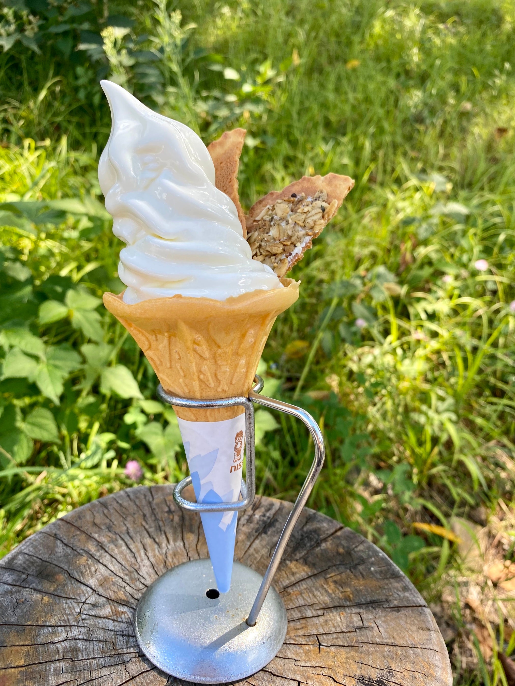 ＜飛騨の牛乳屋・牧成舎＞ ジャージーソフトクリーム 井之廣 せんべいトッピング　（1個）431円