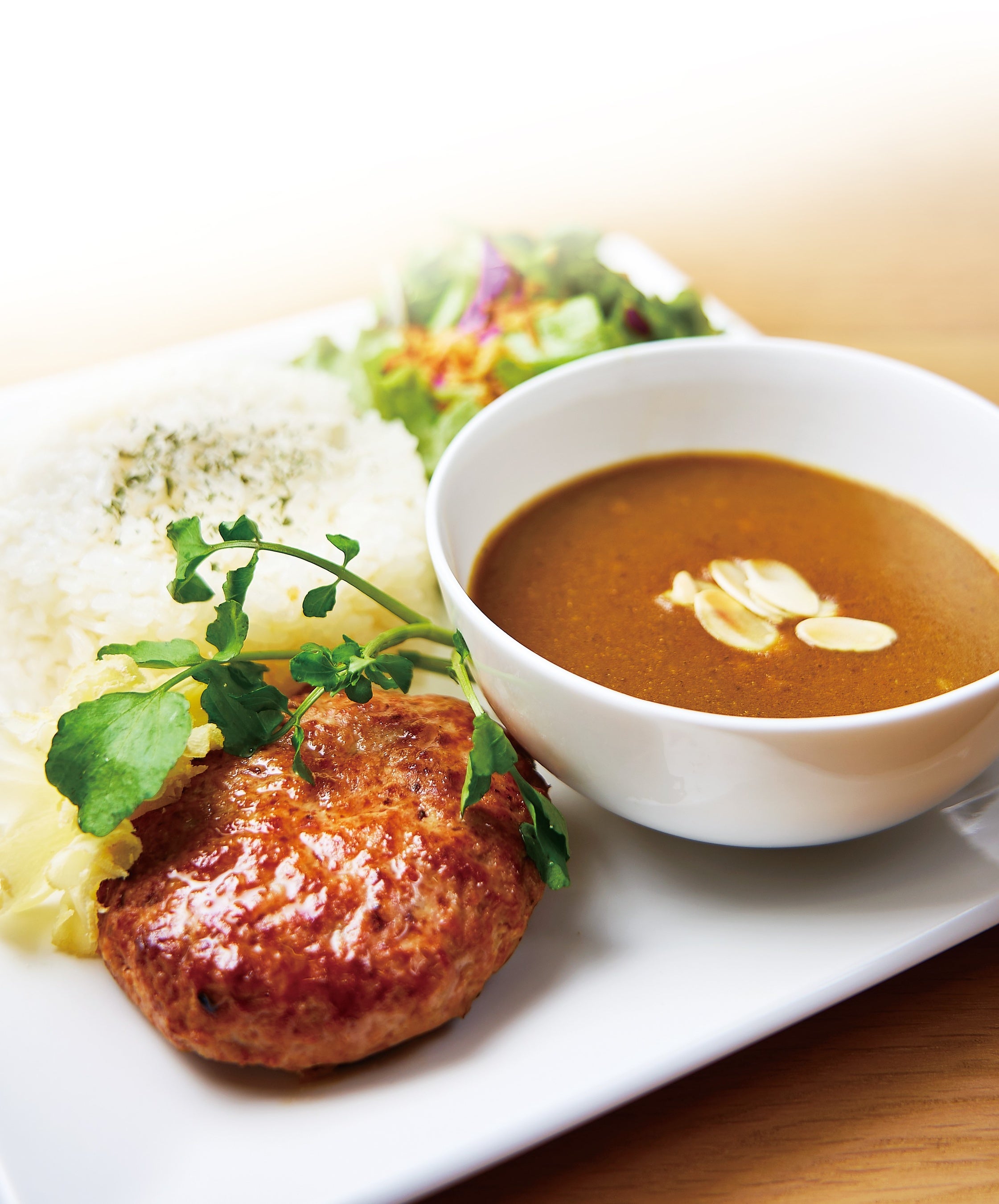 イートイン＜オーベルジーヌ＞ 熟成肉のハンバーグカレー ～テット・ド・モワンヌ添え～ 2,200円 ※ジェイアール名古屋タカシマヤ限定