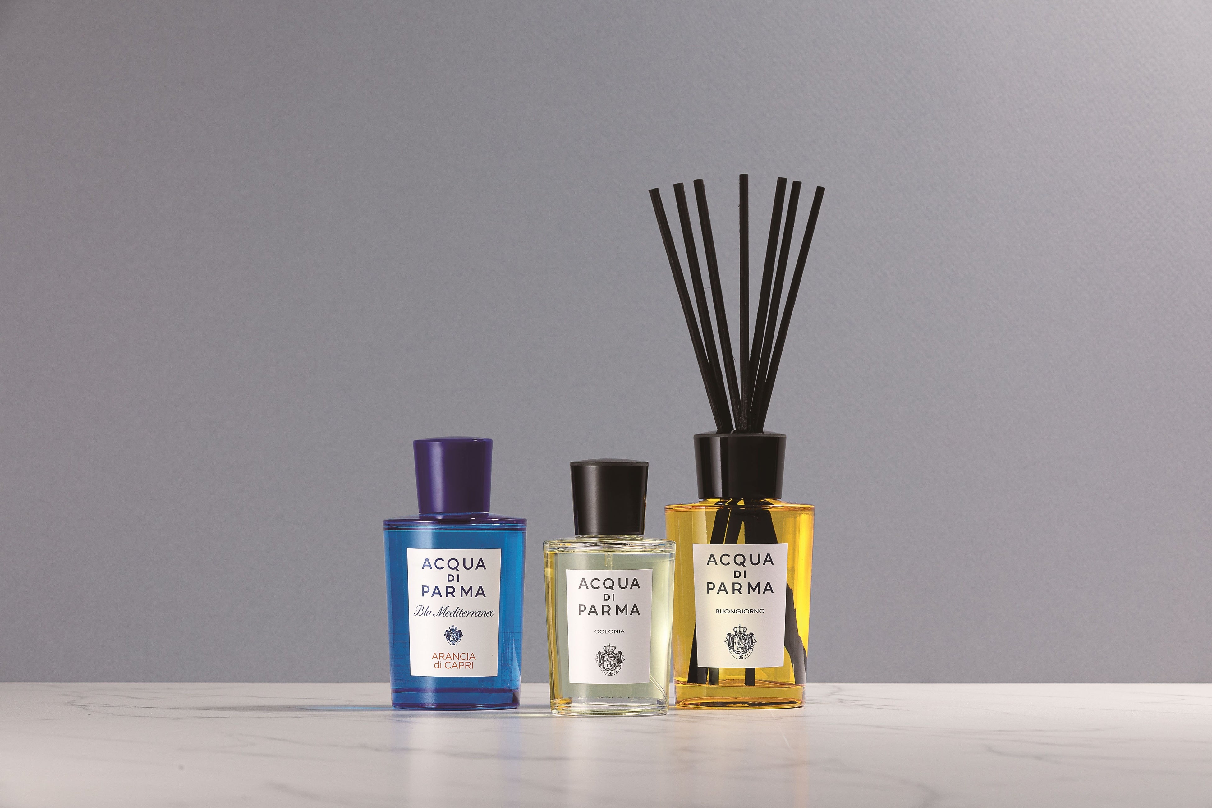 ＜アクア ディ パルマ＞ 左）ブルー メディテラネオ アランチャ  オーデトワレ 24,200円   中）コロニア オーデコロン 23,540円   右）ボンジョールノ ルームディフューザー  13,750円
