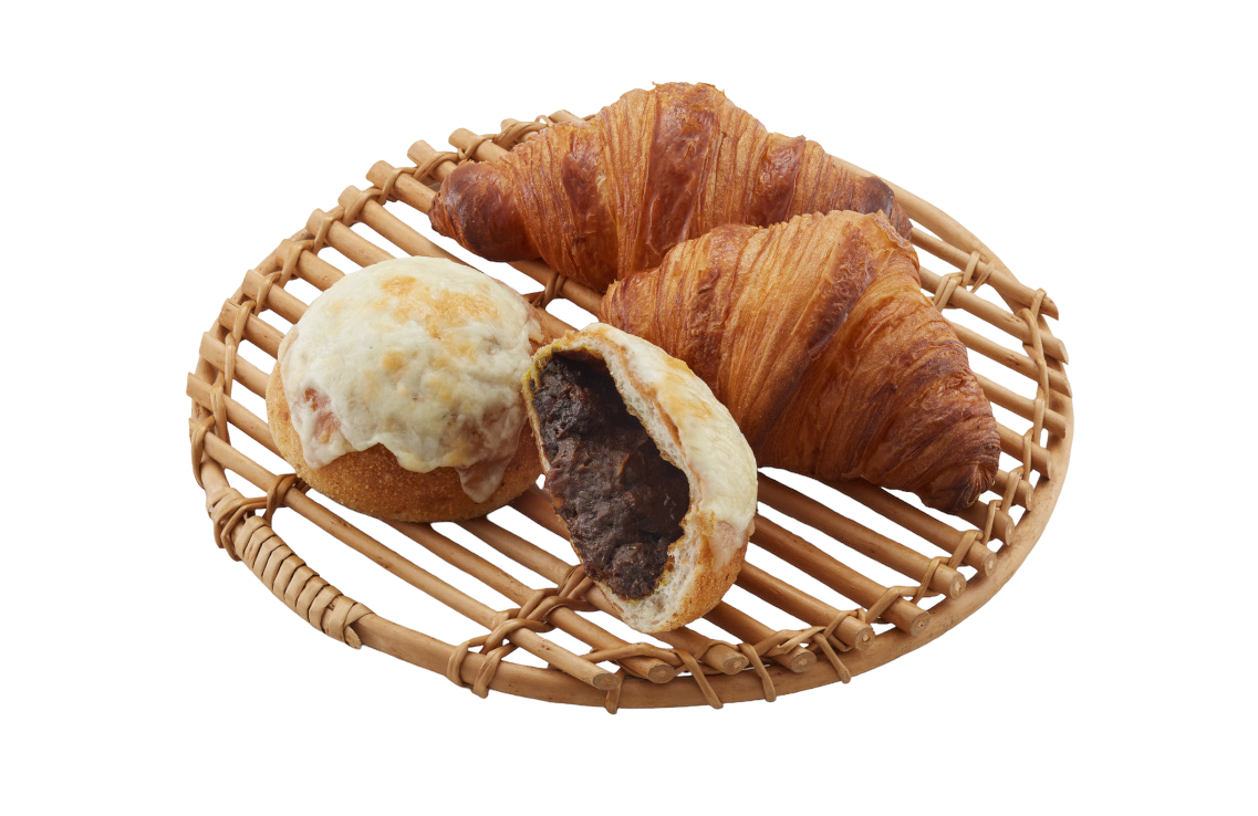 山形県＜ボー・ション　ド　ブレ＞（手前）山形牛ステーキカレーパンチーズ　594円　（奥）AOPパンプリー社バタークロワッサン　497円　※初出店　※手前は先行販売　※実演