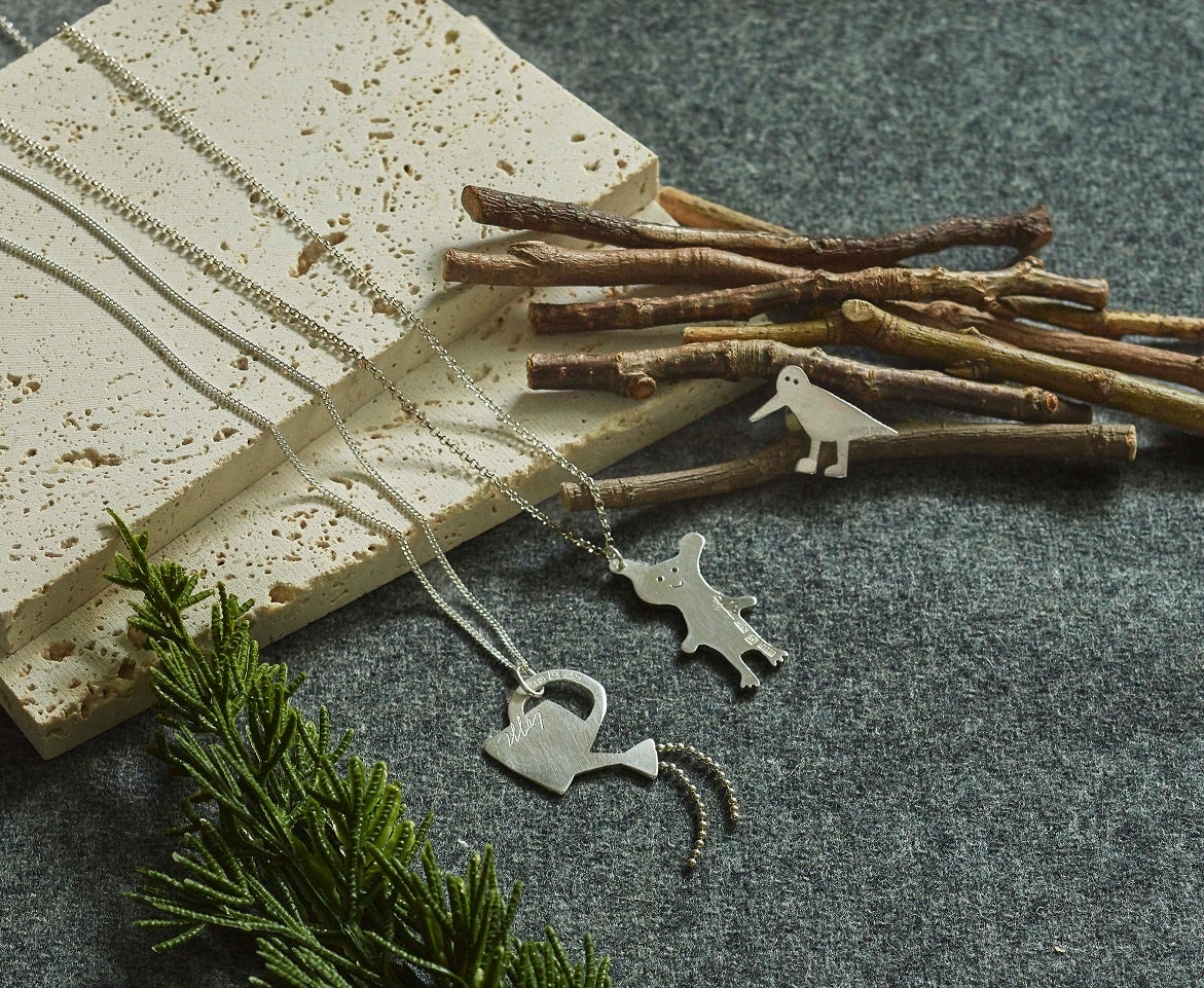 [アルコストア]＜リサトフト＞ 奥：Birds ピンブローチ9,900円※2点限り 真ん中：Little Sister ネックレス20,350円※2点限り 手前：Waterkan ネックレス 24,200円※2点限り