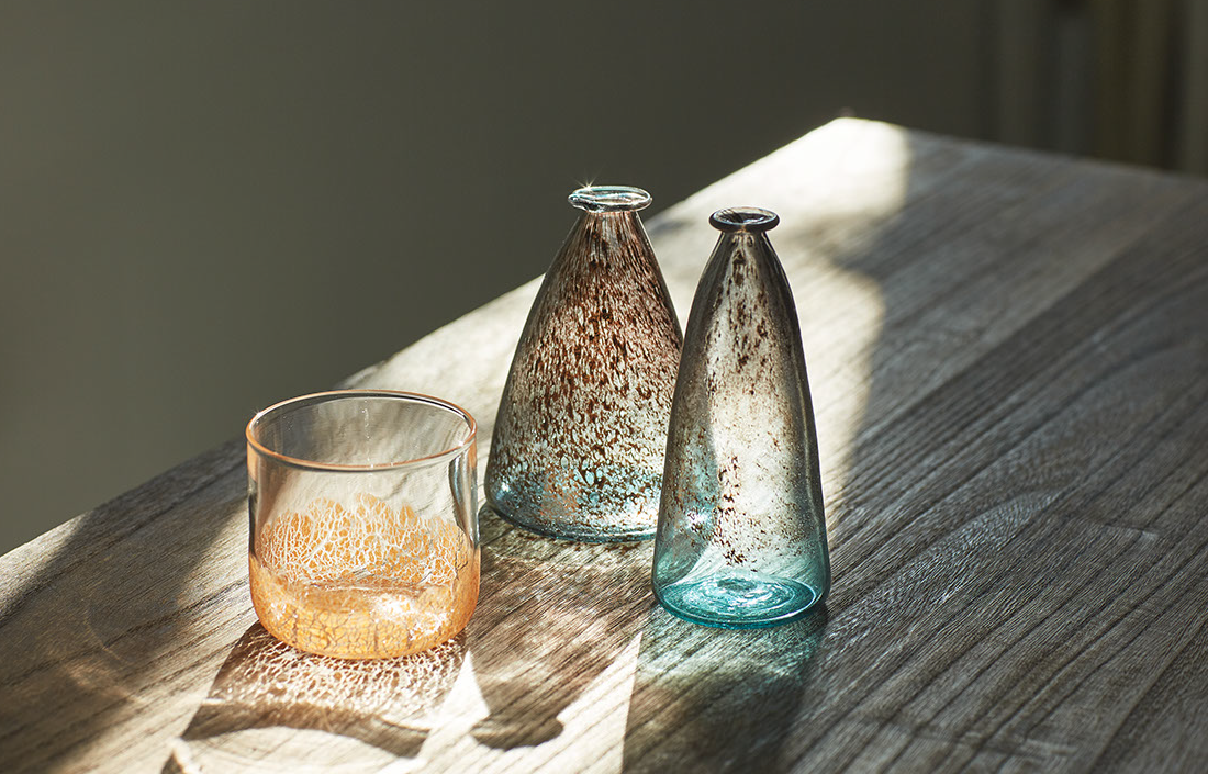 ＜glass studio 三日月＞  左）Toudo グラス 4,321円　など