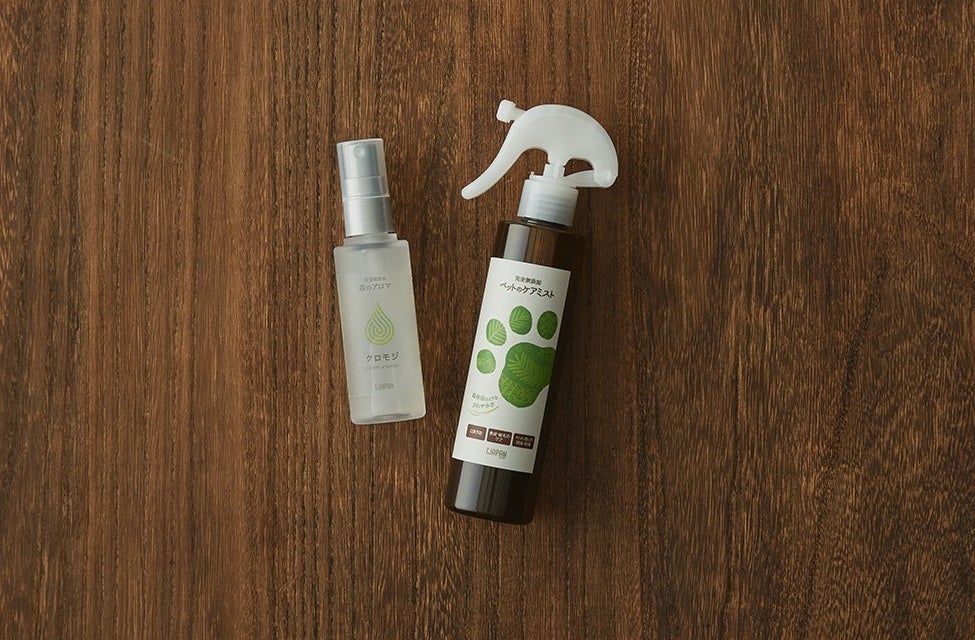 ＜iJAPAN＞ 左）森のアロマ　1,980円 右）ペットのケアミスト 1,320円