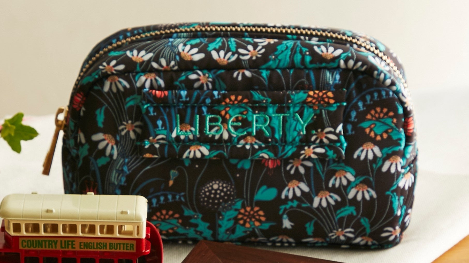 ＜リバティ＞ メイクアップポーチ 13,200円