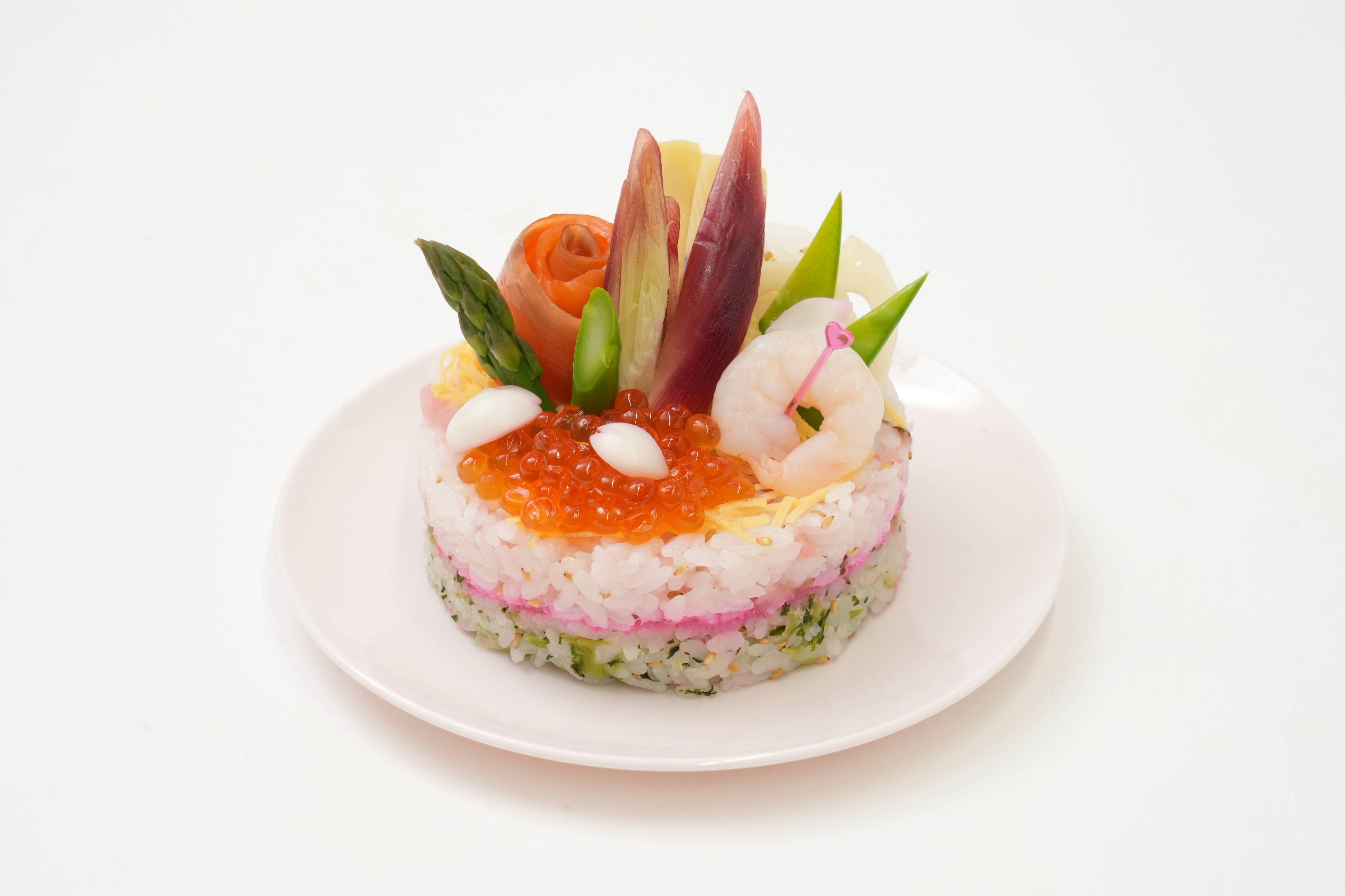 ＜料亭 つたも＞ 寿司ケーキ 1,001円 ※5月12日（金）～14日（日）の販売 ■タカシマヤ 地下1階 惣菜売場